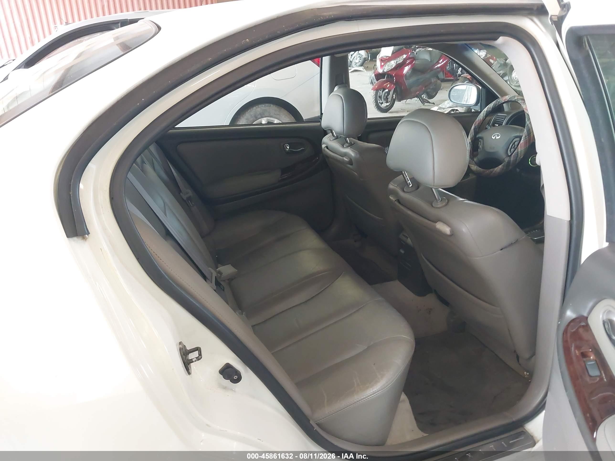 2001 Infiniti I30 Luxury White vin: JNKCA31AX1T027904