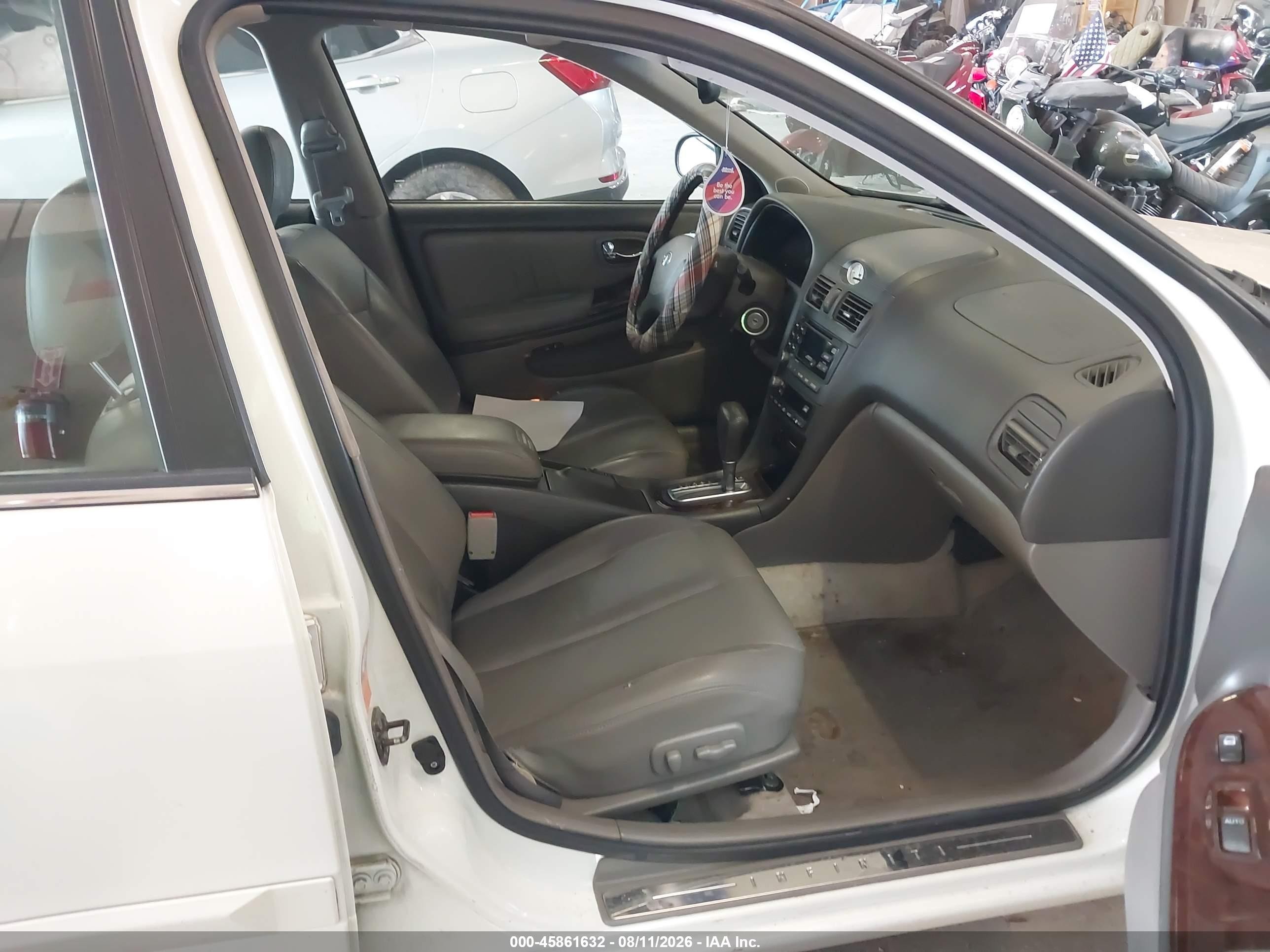 2001 Infiniti I30 Luxury White vin: JNKCA31AX1T027904