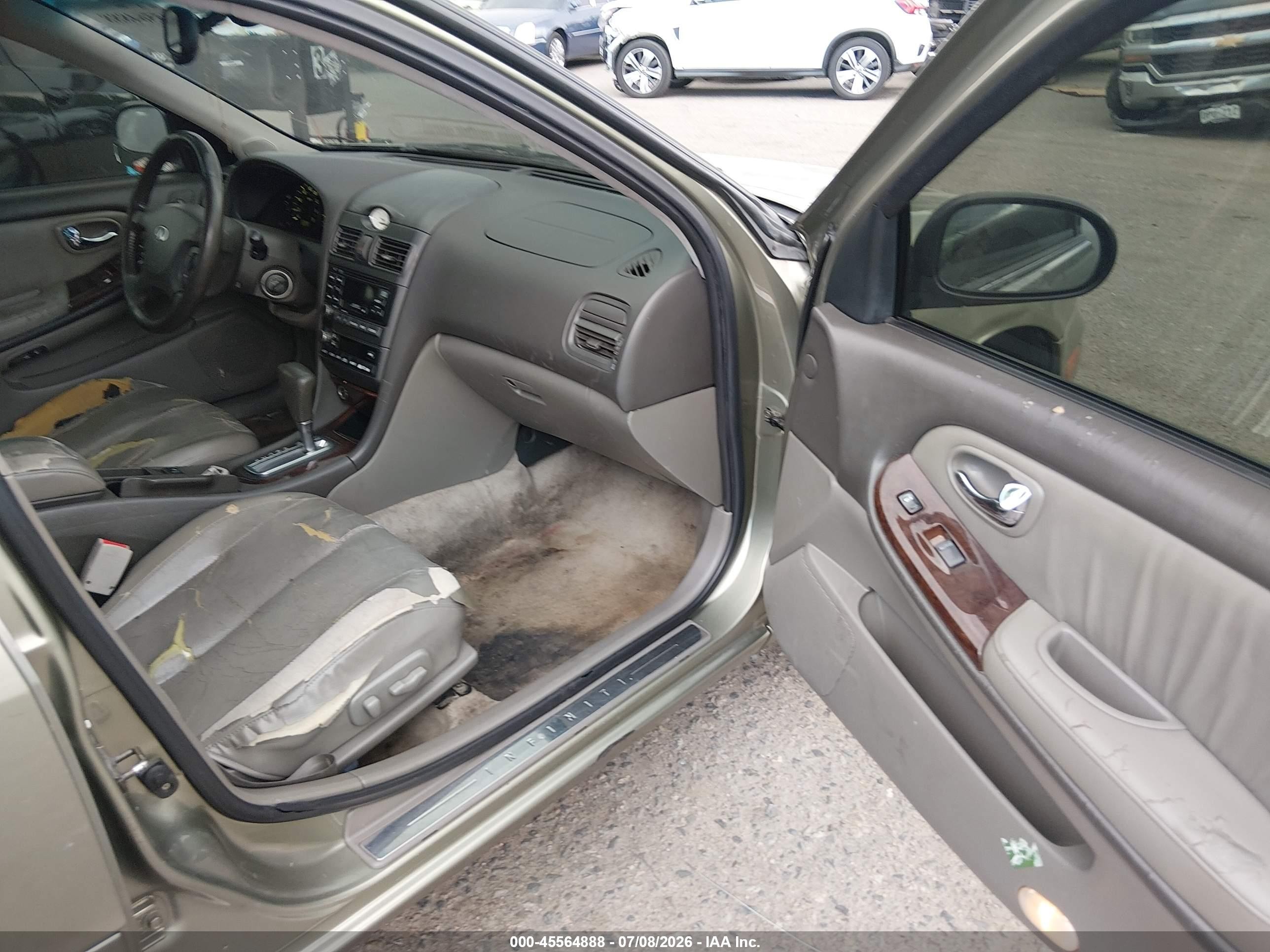2001 Infiniti I30 Luxury Золотой vin: JNKCA31AX1T034433