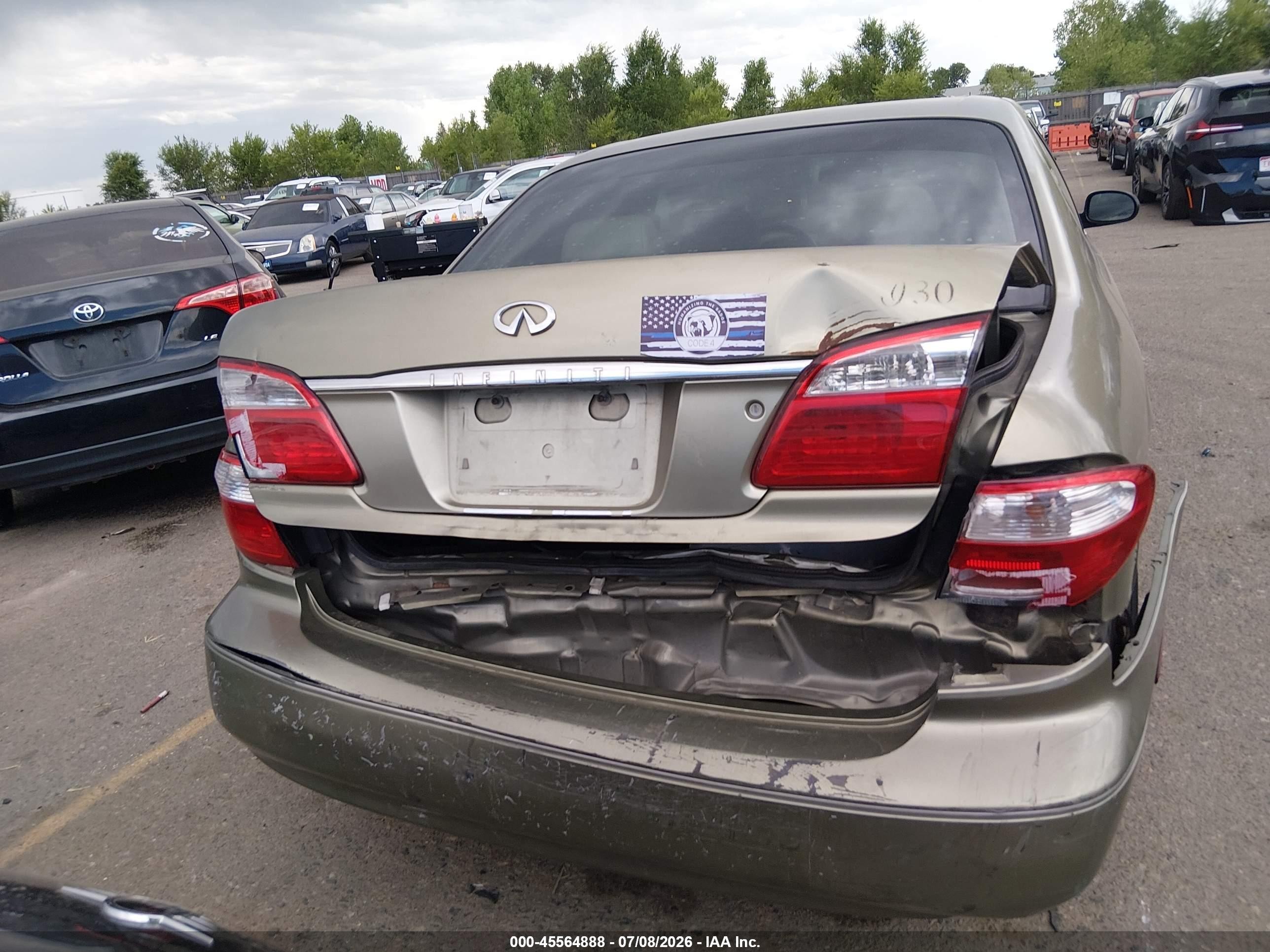 2001 Infiniti I30 Luxury Золотой vin: JNKCA31AX1T034433