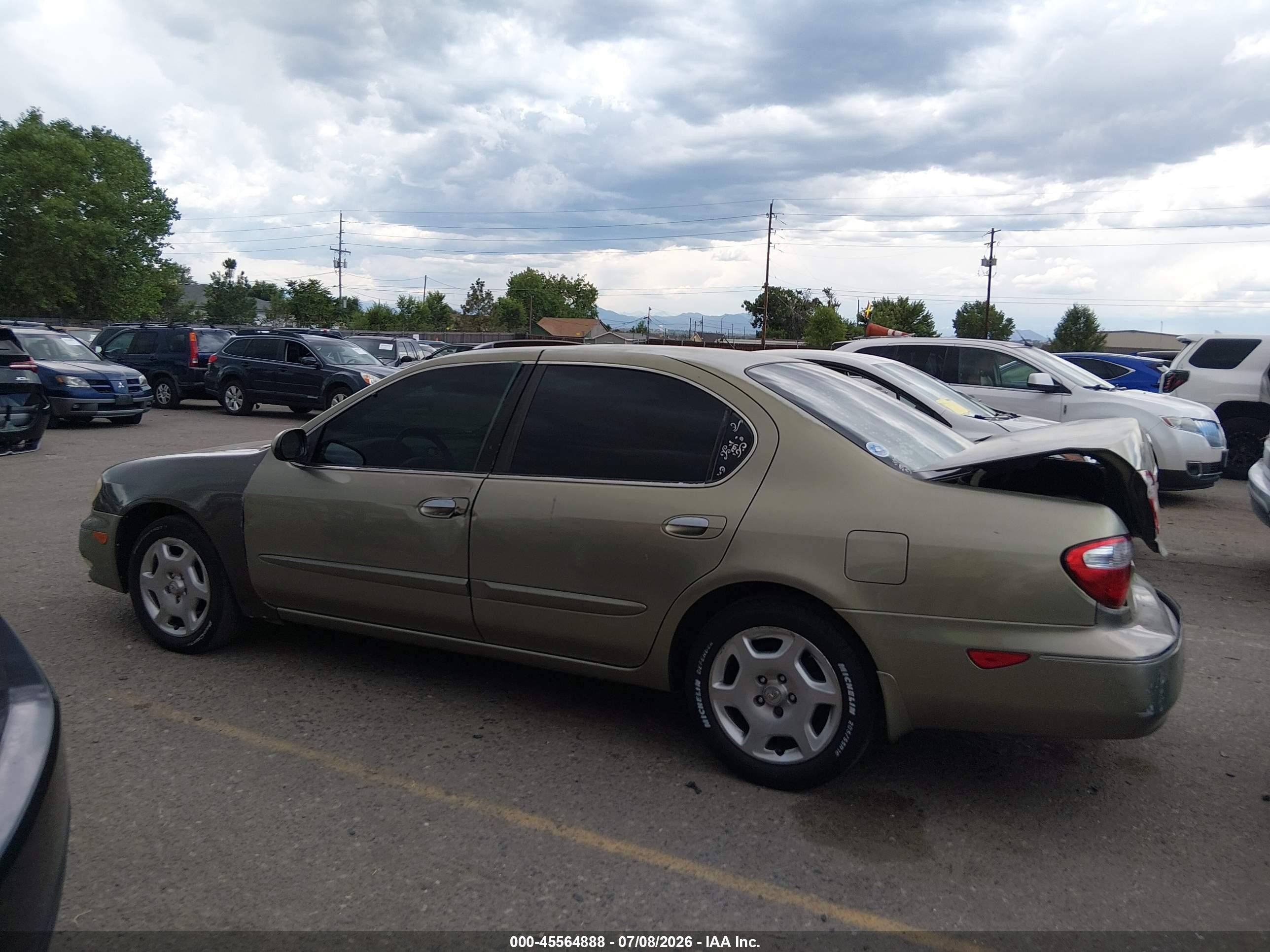 2001 Infiniti I30 Luxury Золотой vin: JNKCA31AX1T034433