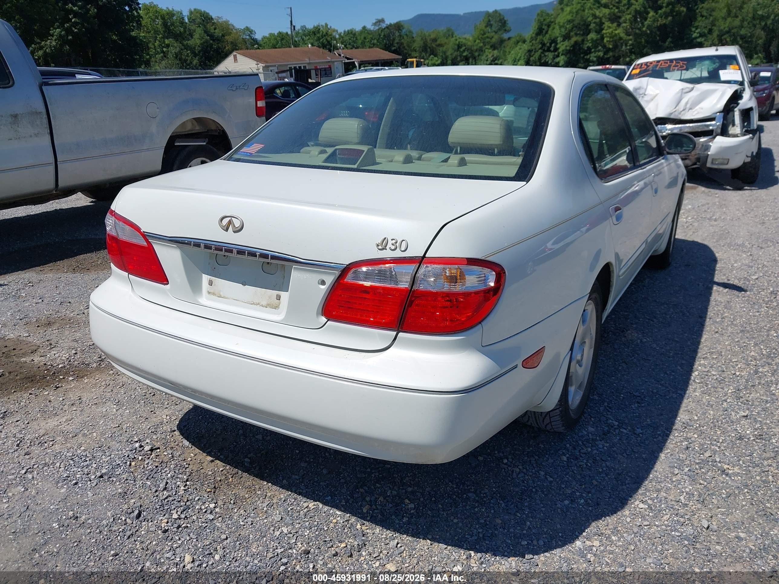 2000 Infiniti I30 Luxury/touring White vin: JNKCA31AXYT102840