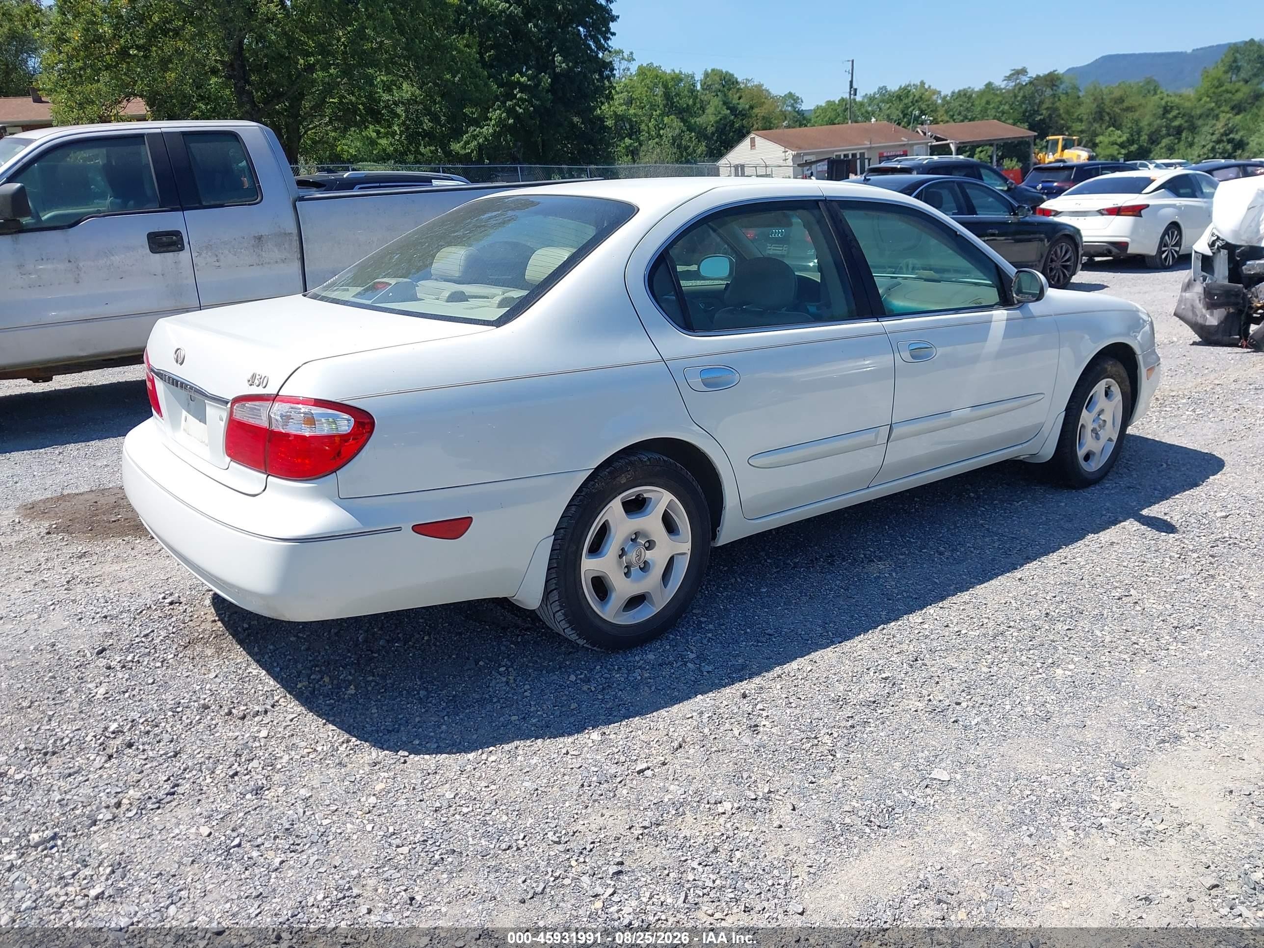 2000 Infiniti I30 Luxury/touring White vin: JNKCA31AXYT102840