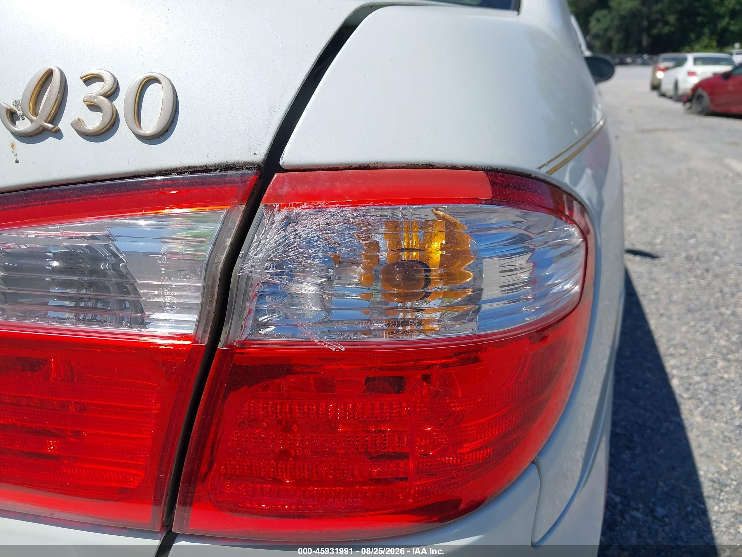 2000 Infiniti I30 Luxury/touring White vin: JNKCA31AXYT102840