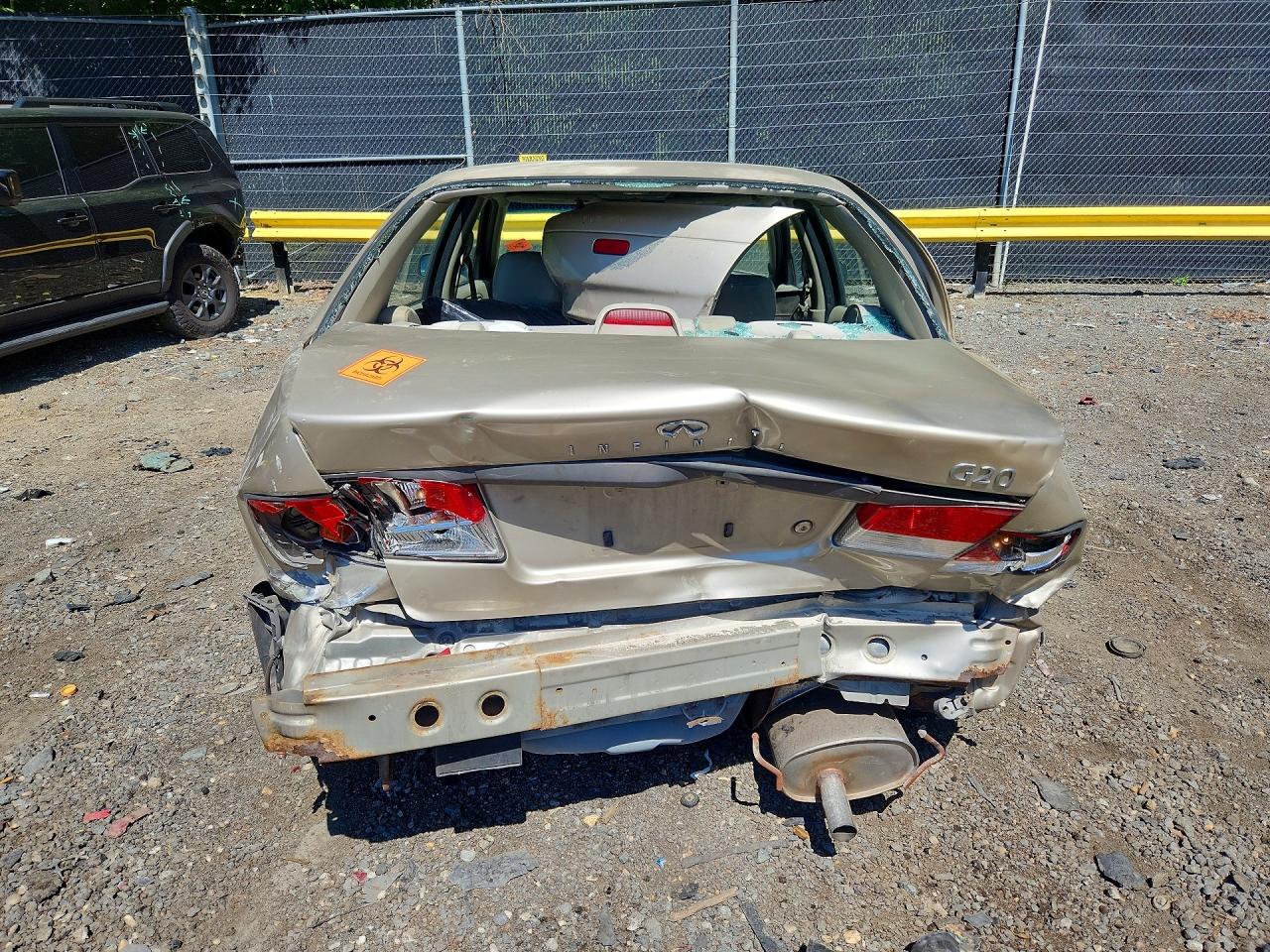2002 Infiniti G20 Base Gold vin: JNKCP11A02T507289