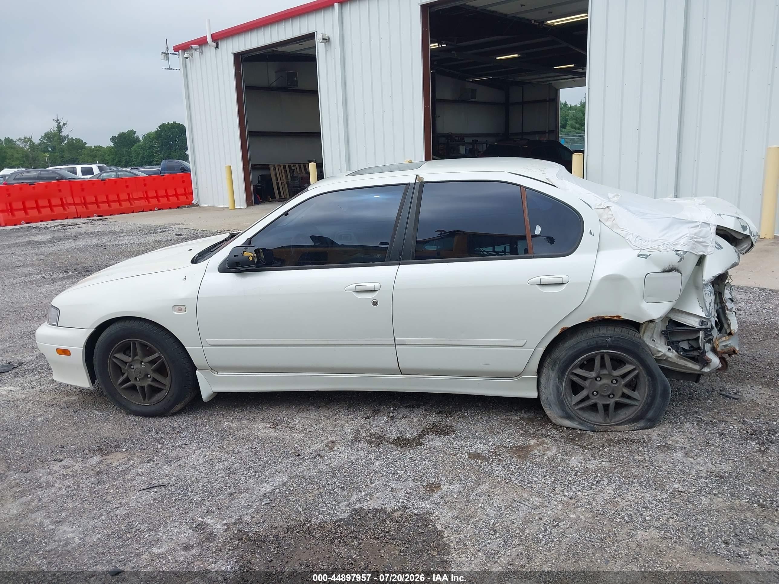 2002 Infiniti G20 Luxury White vin: JNKCP11A12T500688