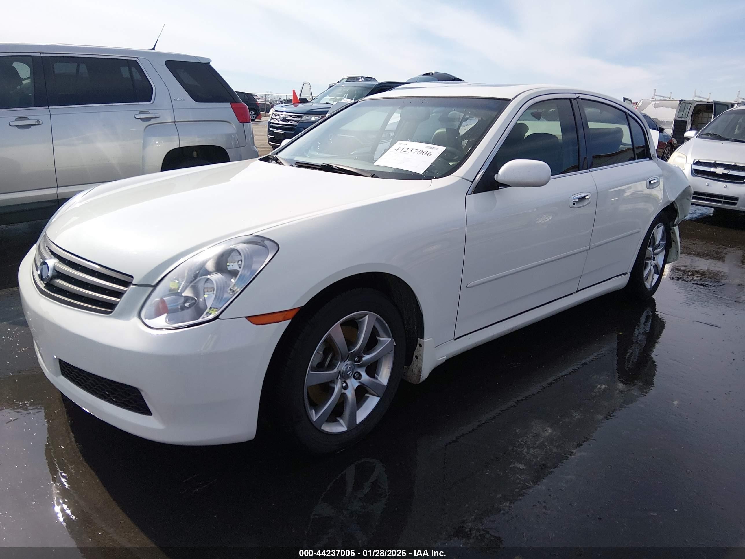 2005 Infiniti G35   White vin: JNKCV51E15M212717