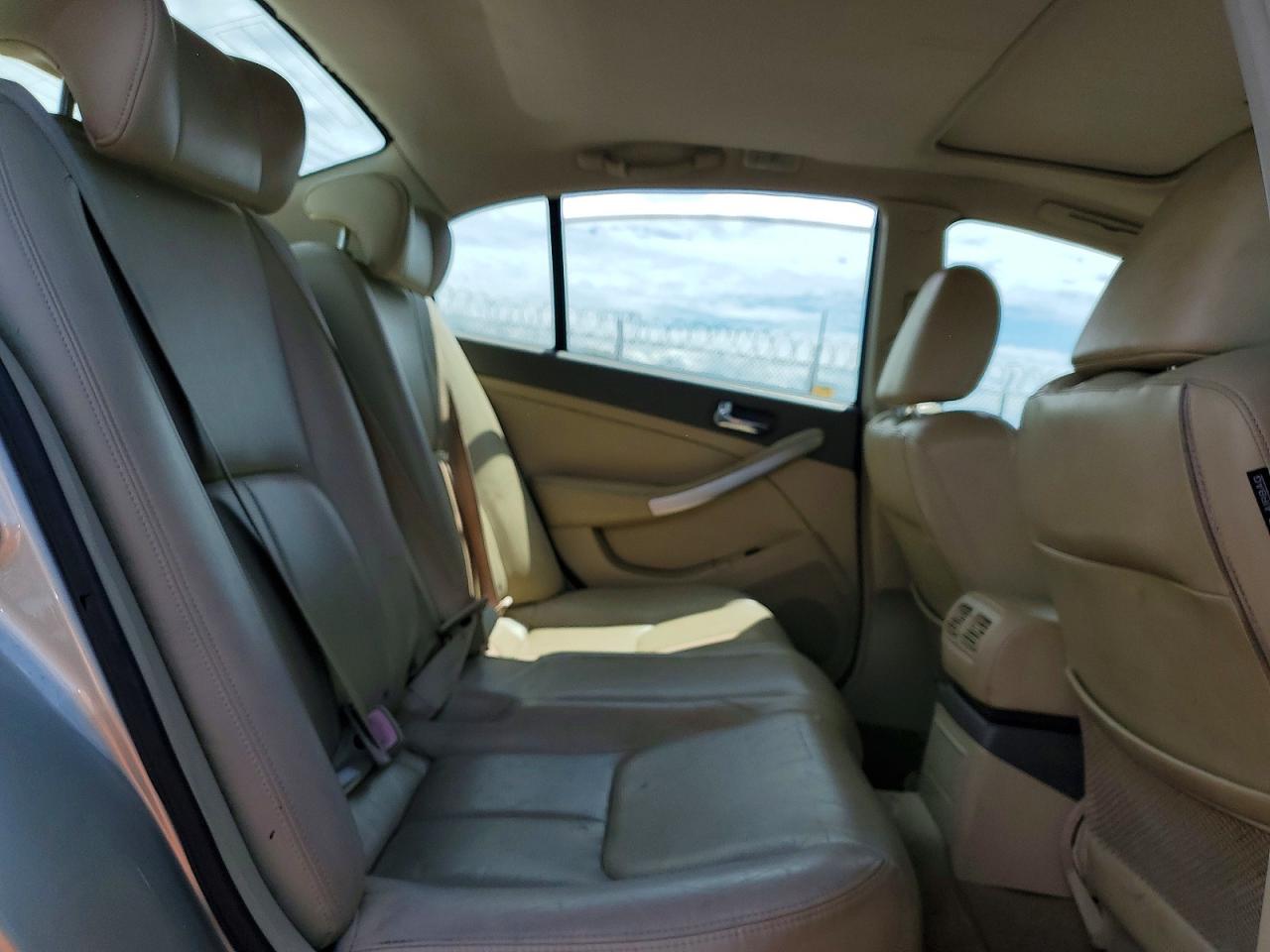 2005 Infiniti G35 Base Tan vin: JNKCV51E85M212777