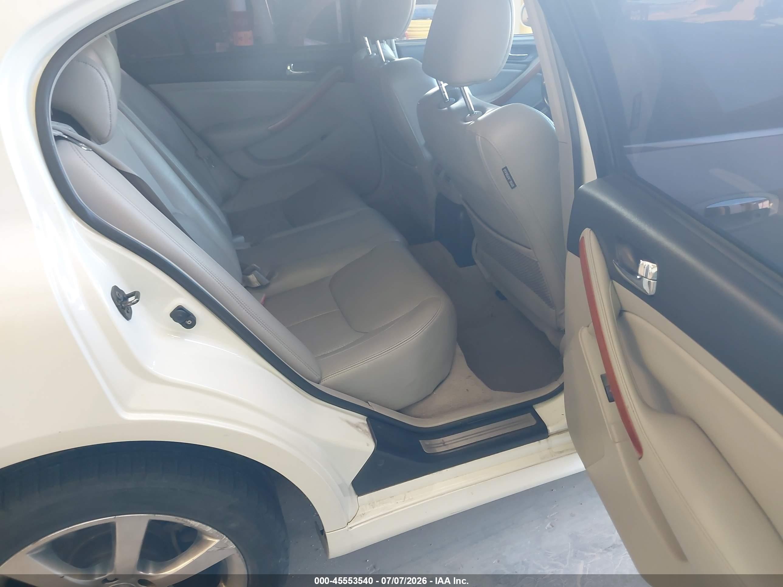 2006 Infiniti G35x   White vin: JNKCV51F06M605604