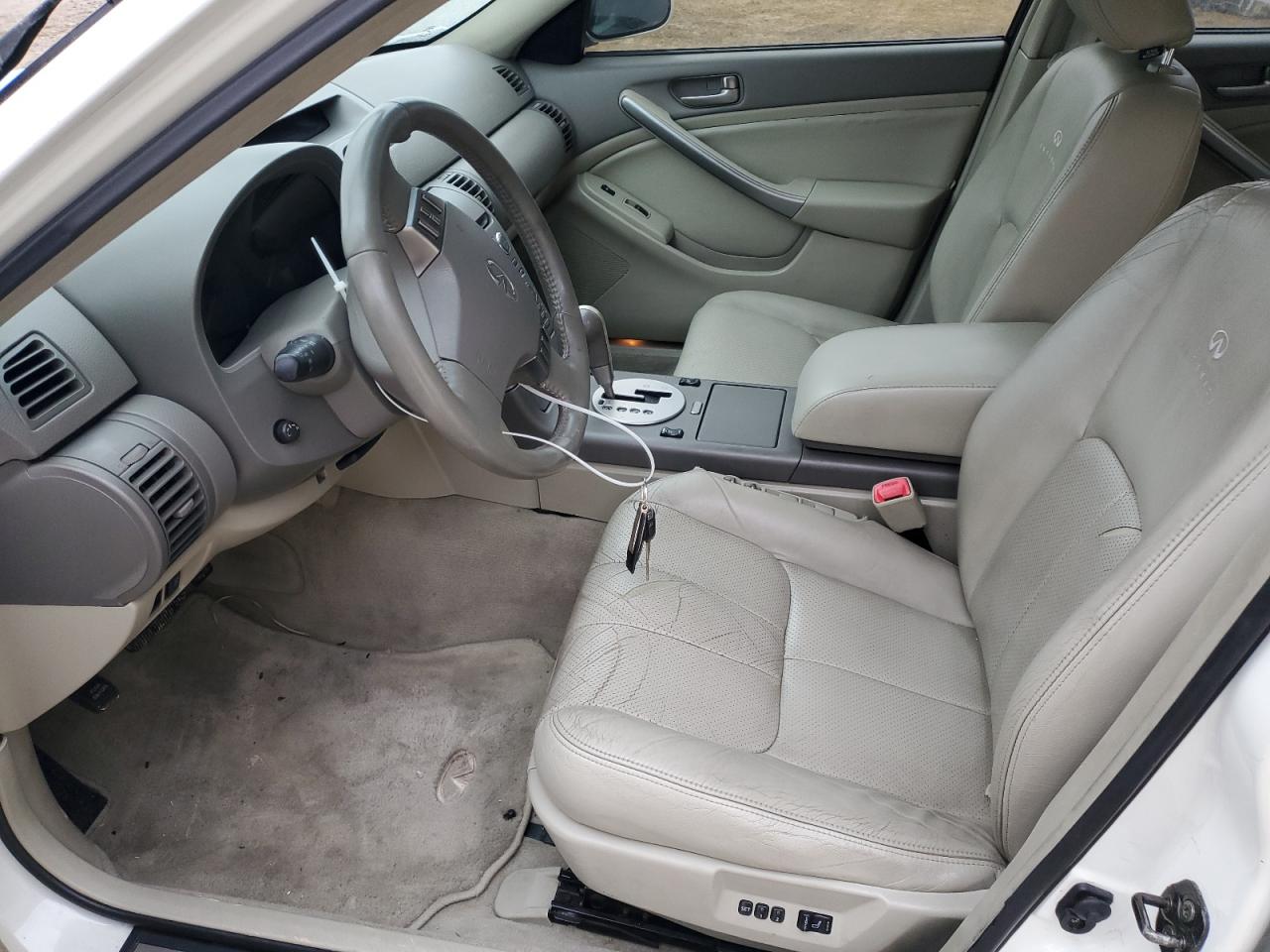 2004 Infiniti G35 White vin: JNKCV51F84M707181