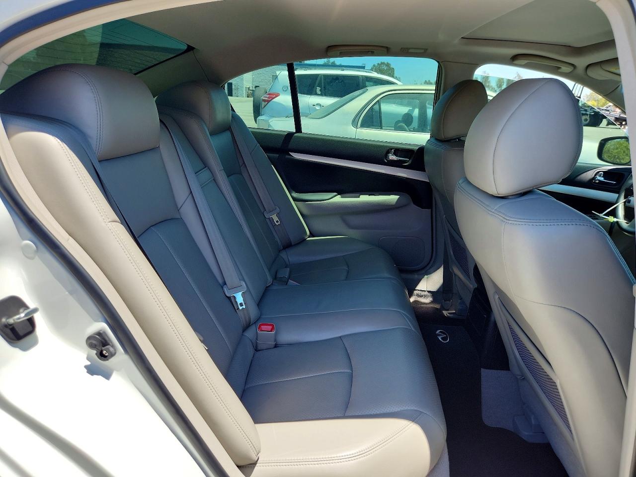 2009 Infiniti G37 Sedan Base White vin: JNKCV61EX9M011653