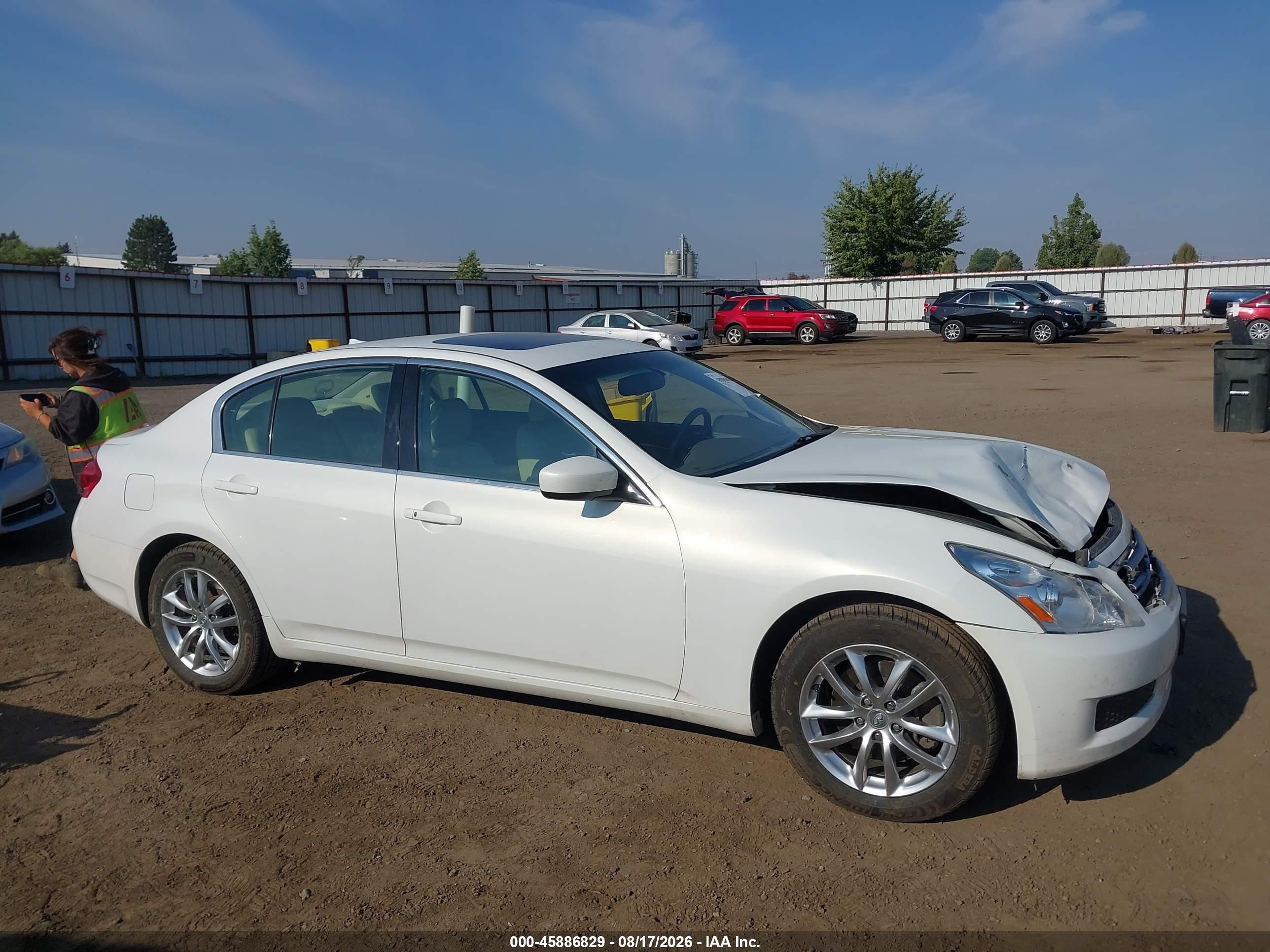 2009 Infiniti G37x   White vin: JNKCV61F09M362631