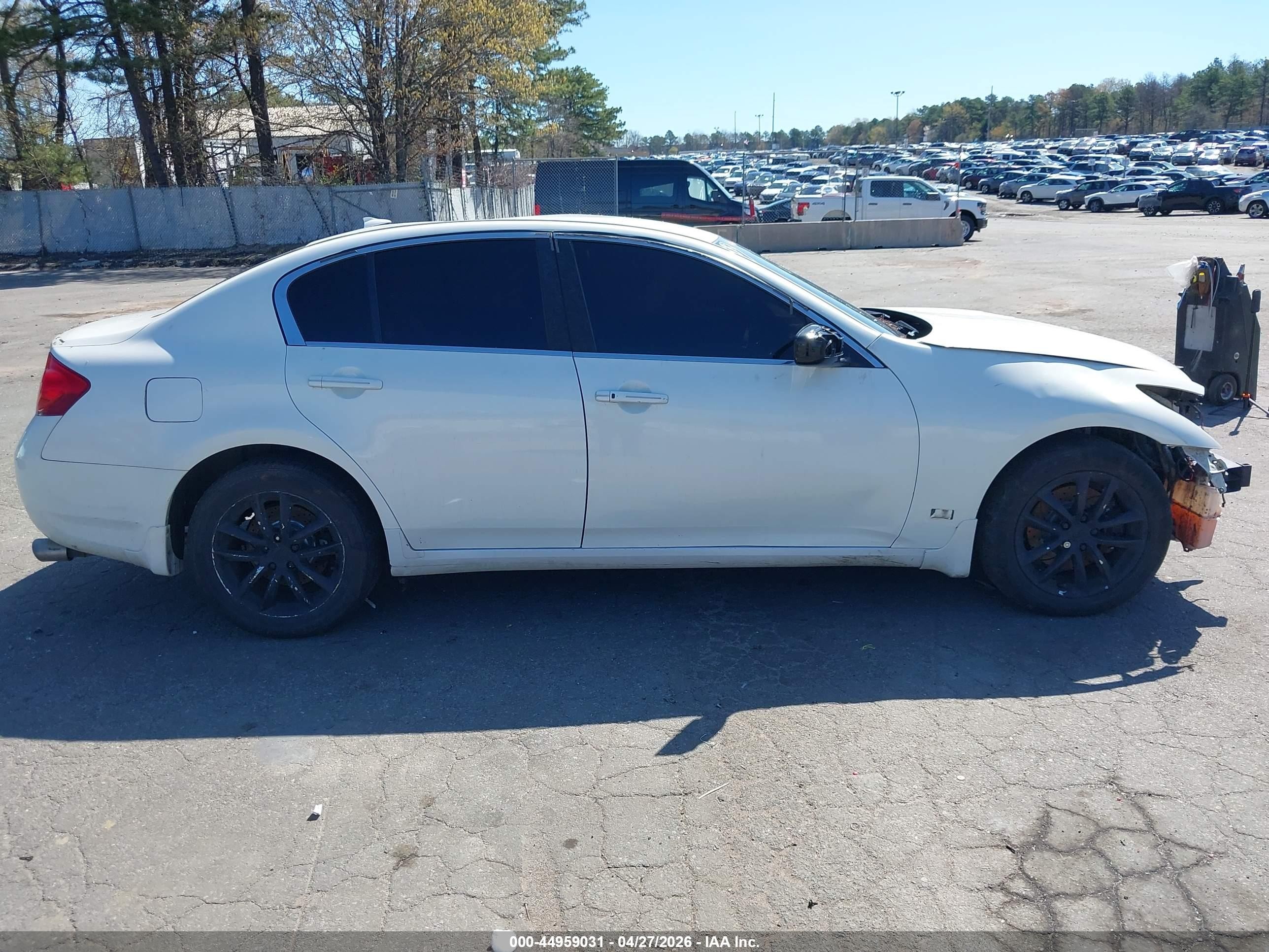 2009 Infiniti G37x   White vin: JNKCV61F49M050375