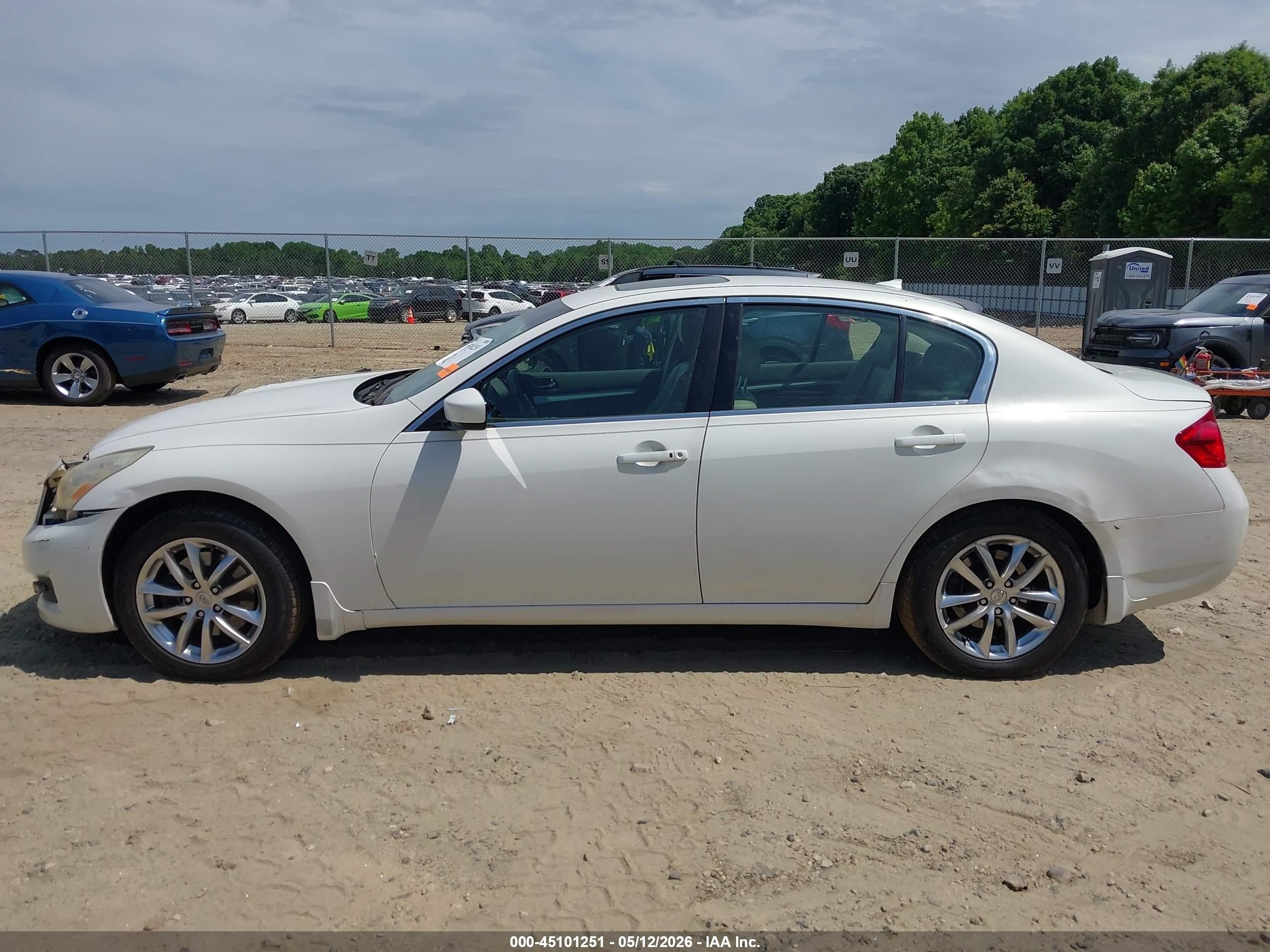 2009 Infiniti G37x   White vin: JNKCV61F79M053870