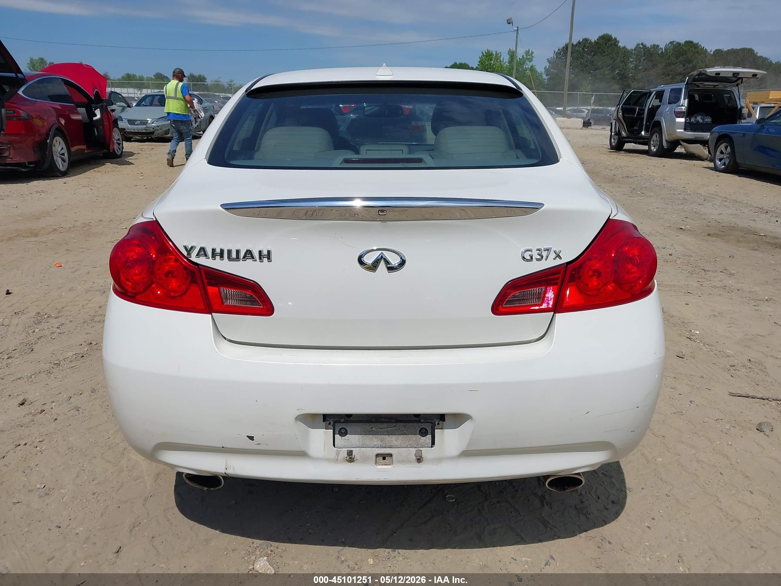 2009 Infiniti G37x   White vin: JNKCV61F79M053870