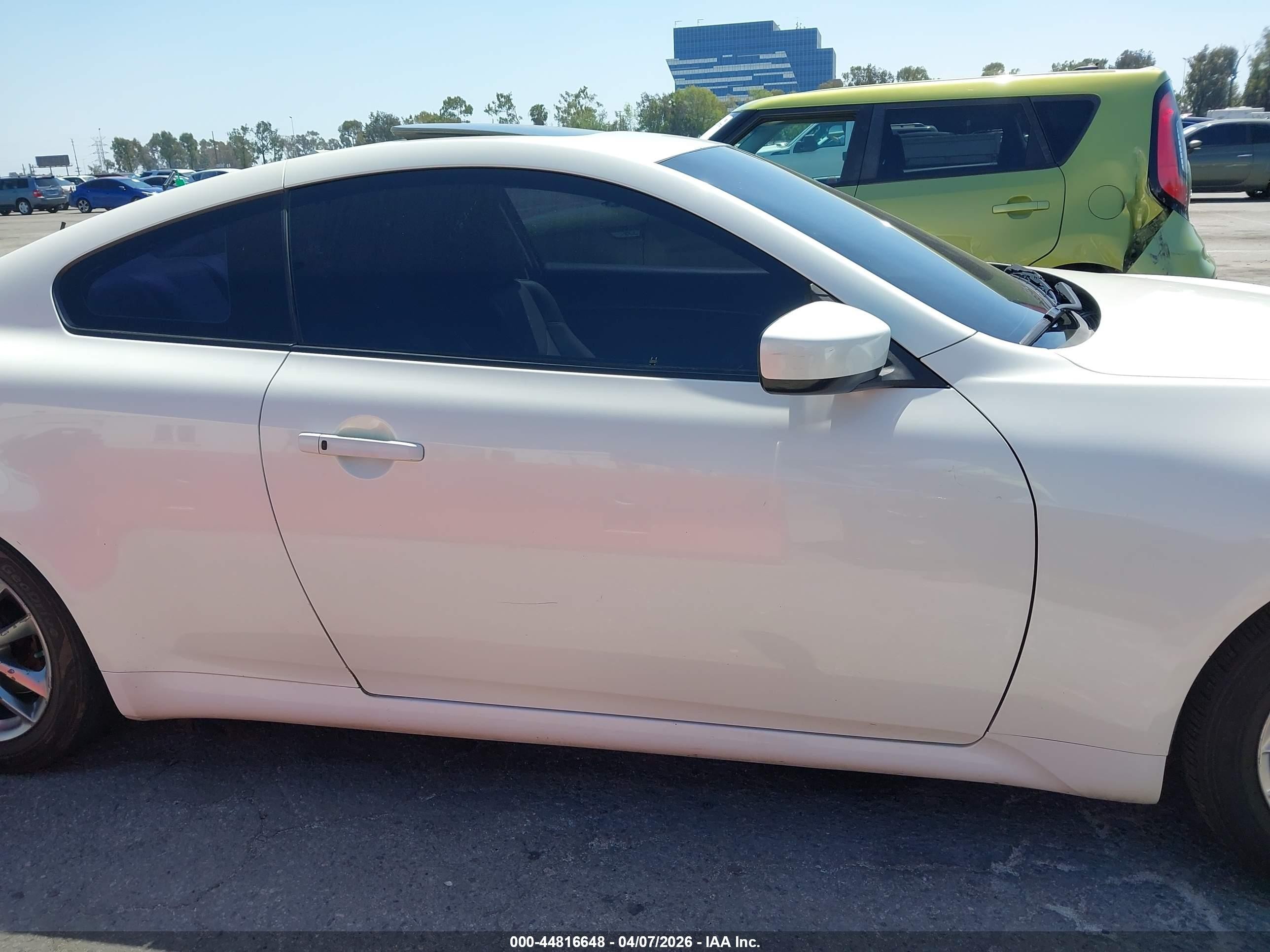 2008 Infiniti G37 Journey White vin: JNKCV64E88M128643