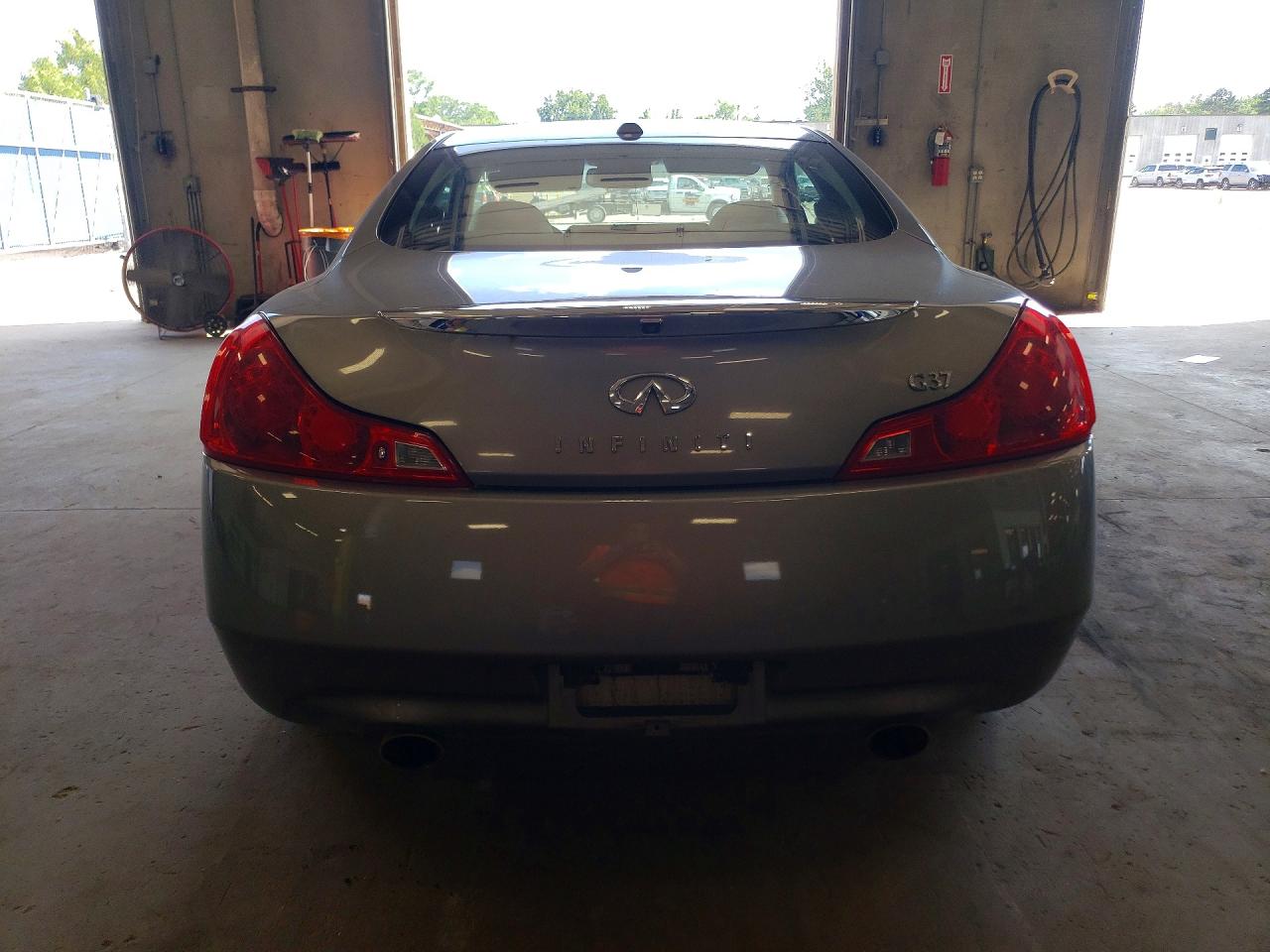 2008 Infiniti G37 Base Silver vin: JNKCV64EX8M102285