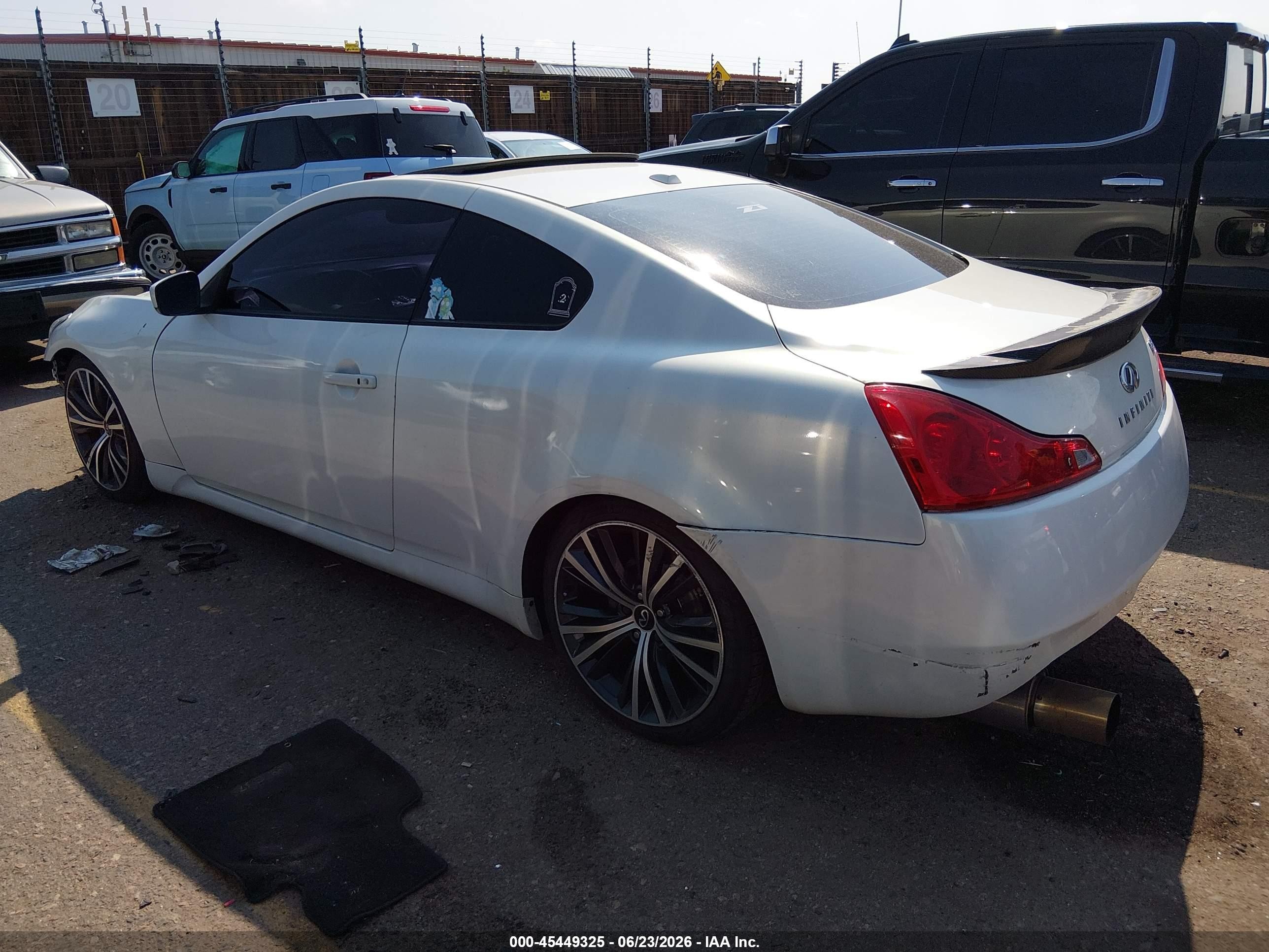 2009 Infiniti G37x   White vin: JNKCV64F59M650172