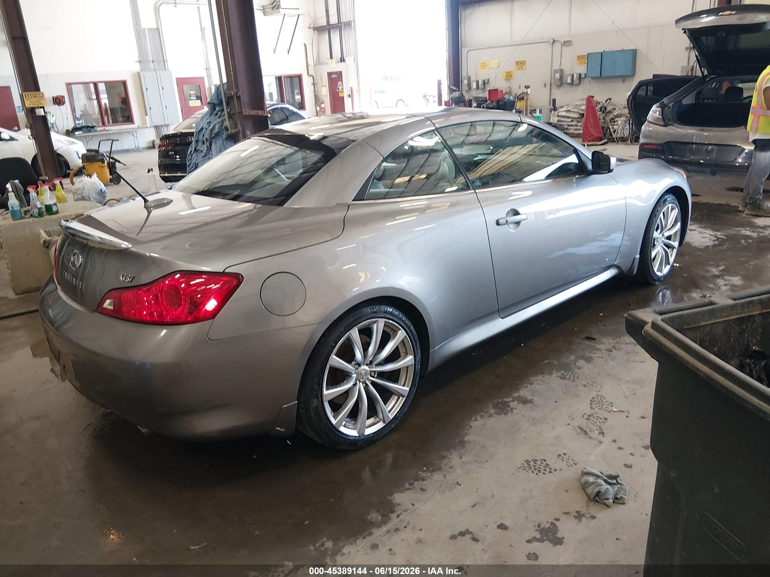 2009 Infiniti G37   Silver vin: JNKCV66EX9M722214