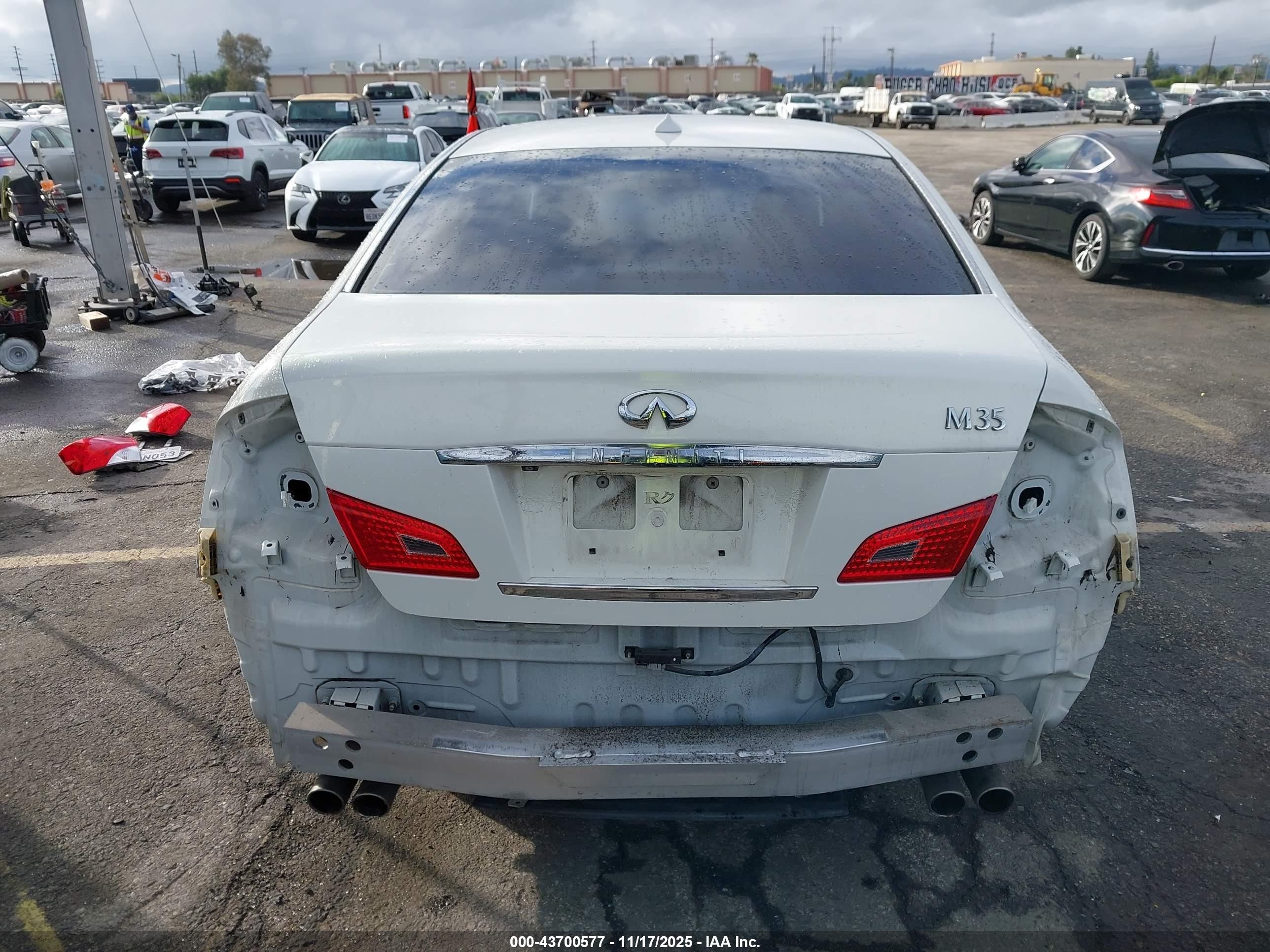 2009 Infiniti M35   White vin: JNKCY01E69M801987