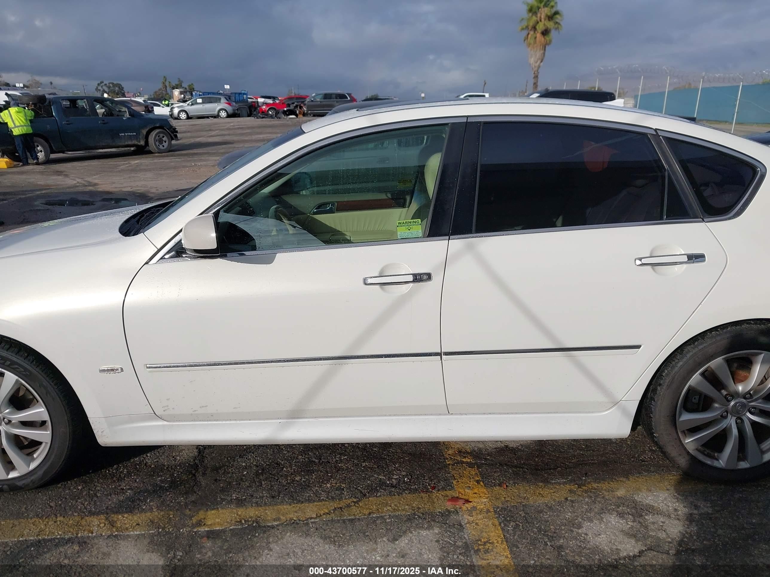 2009 Infiniti M35   White vin: JNKCY01E69M801987