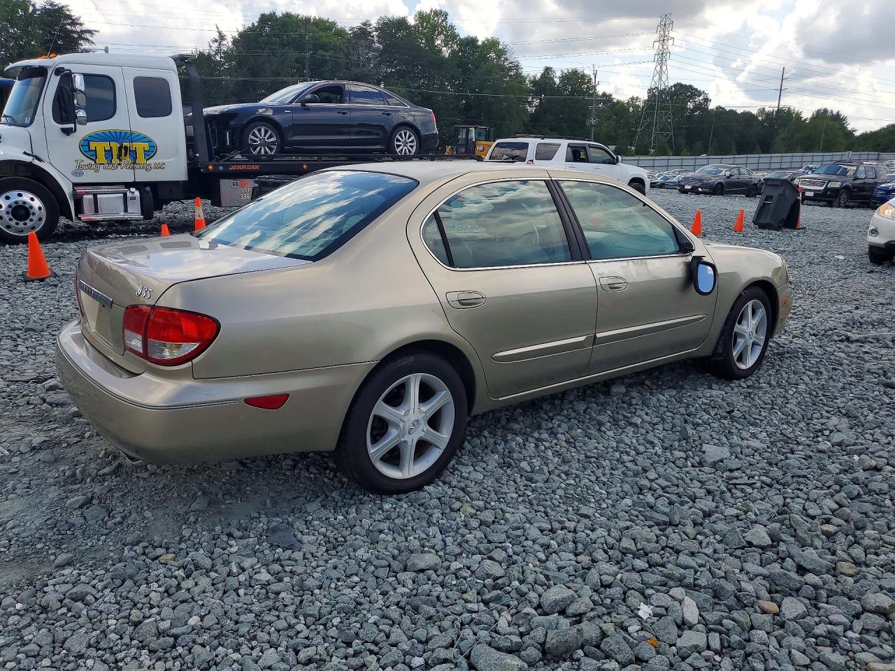 2002 Infiniti I35 Base Gold vin: JNKDA31A02T005139