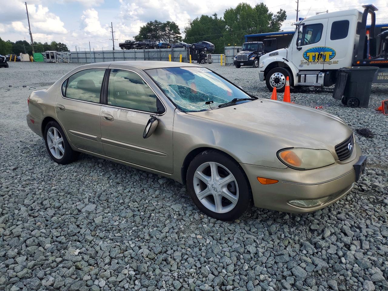 2002 Infiniti I35 Base Gold vin: JNKDA31A02T005139
