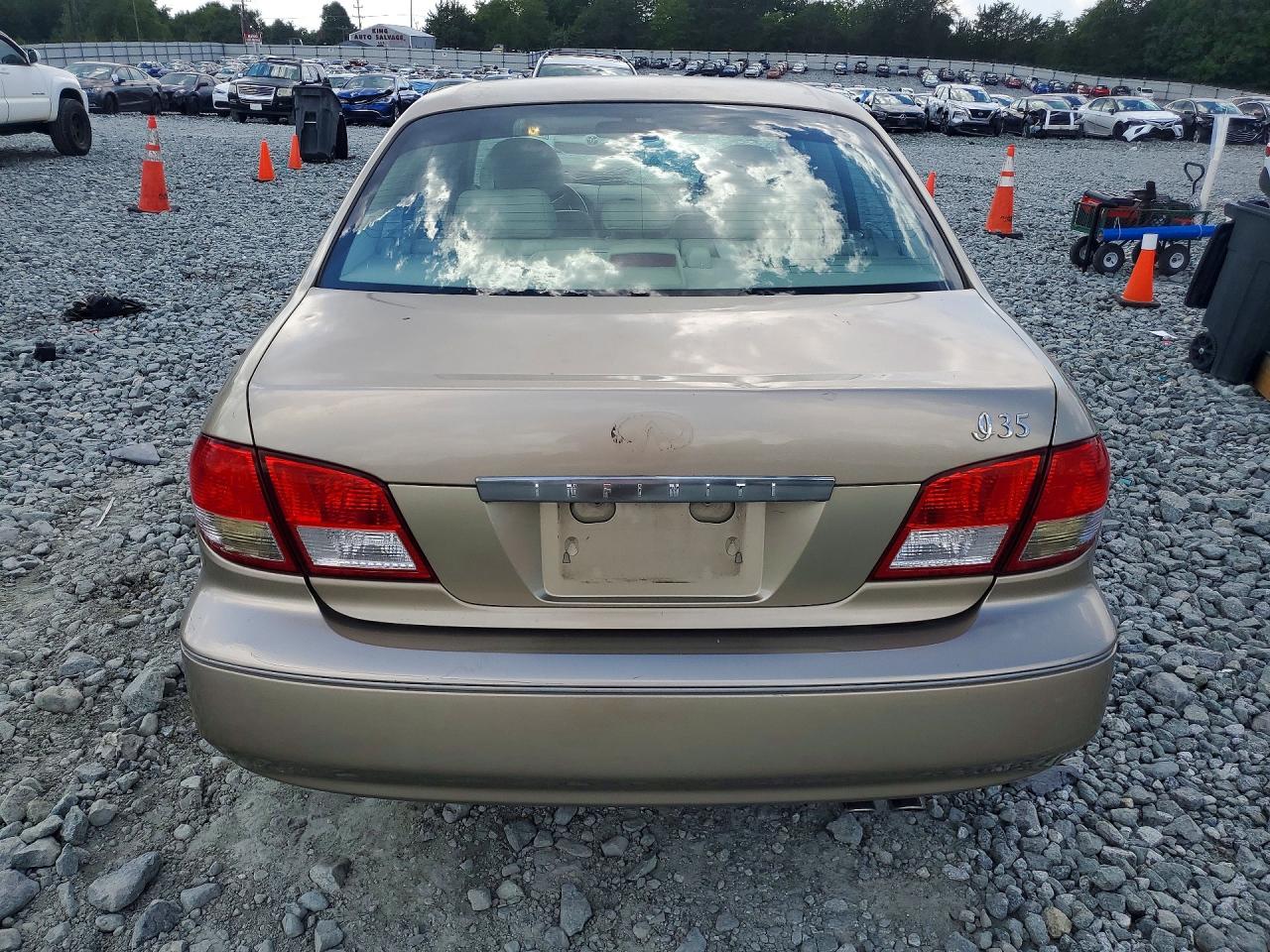 2002 Infiniti I35 Base Gold vin: JNKDA31A02T005139