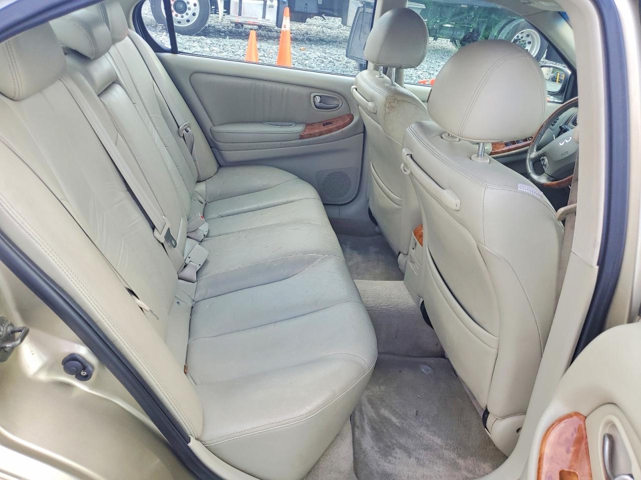 2002 Infiniti I35 Base Gold vin: JNKDA31A02T005139