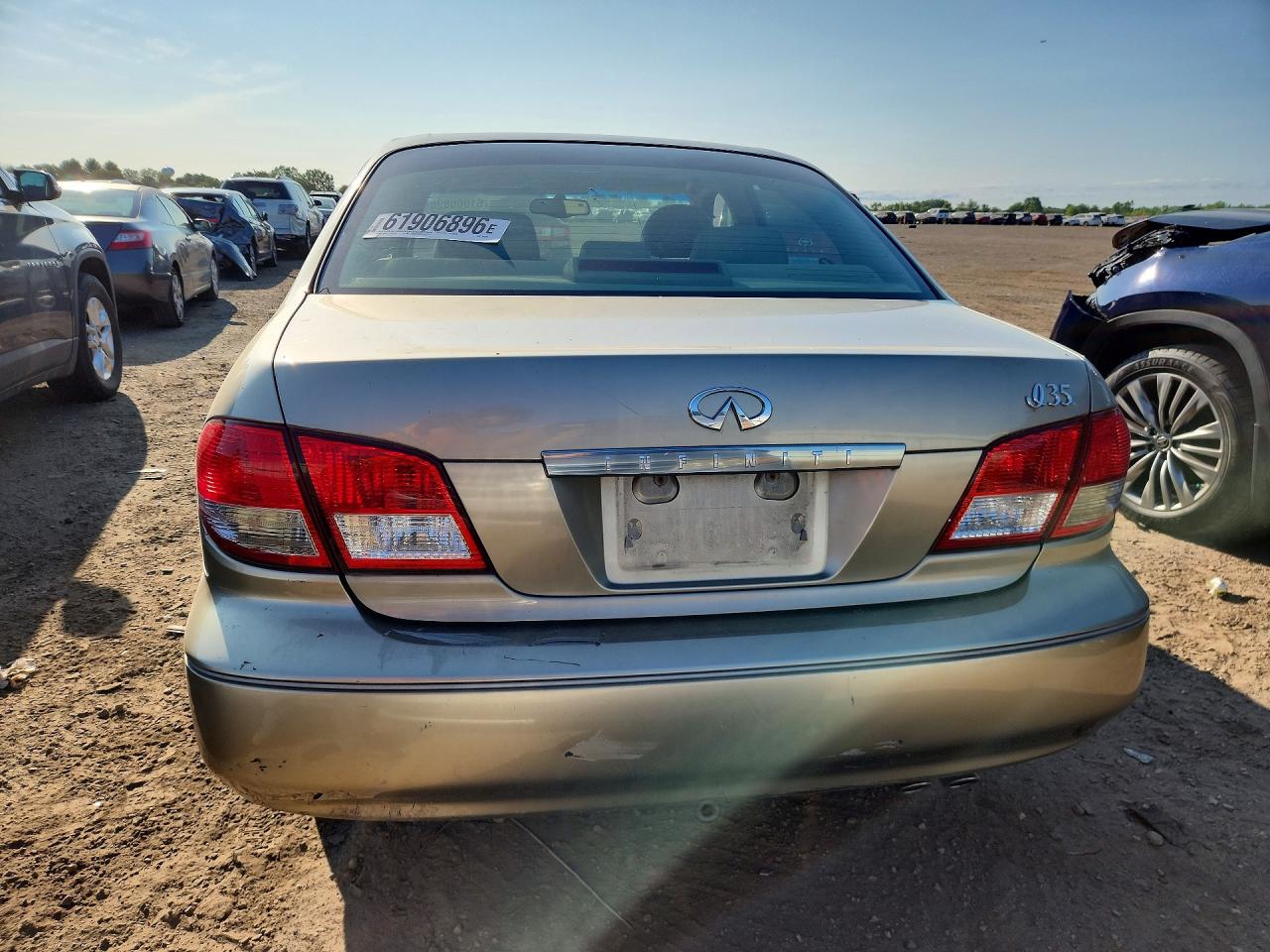 2002 Infiniti I35 Base Beige vin: JNKDA31A12T027361