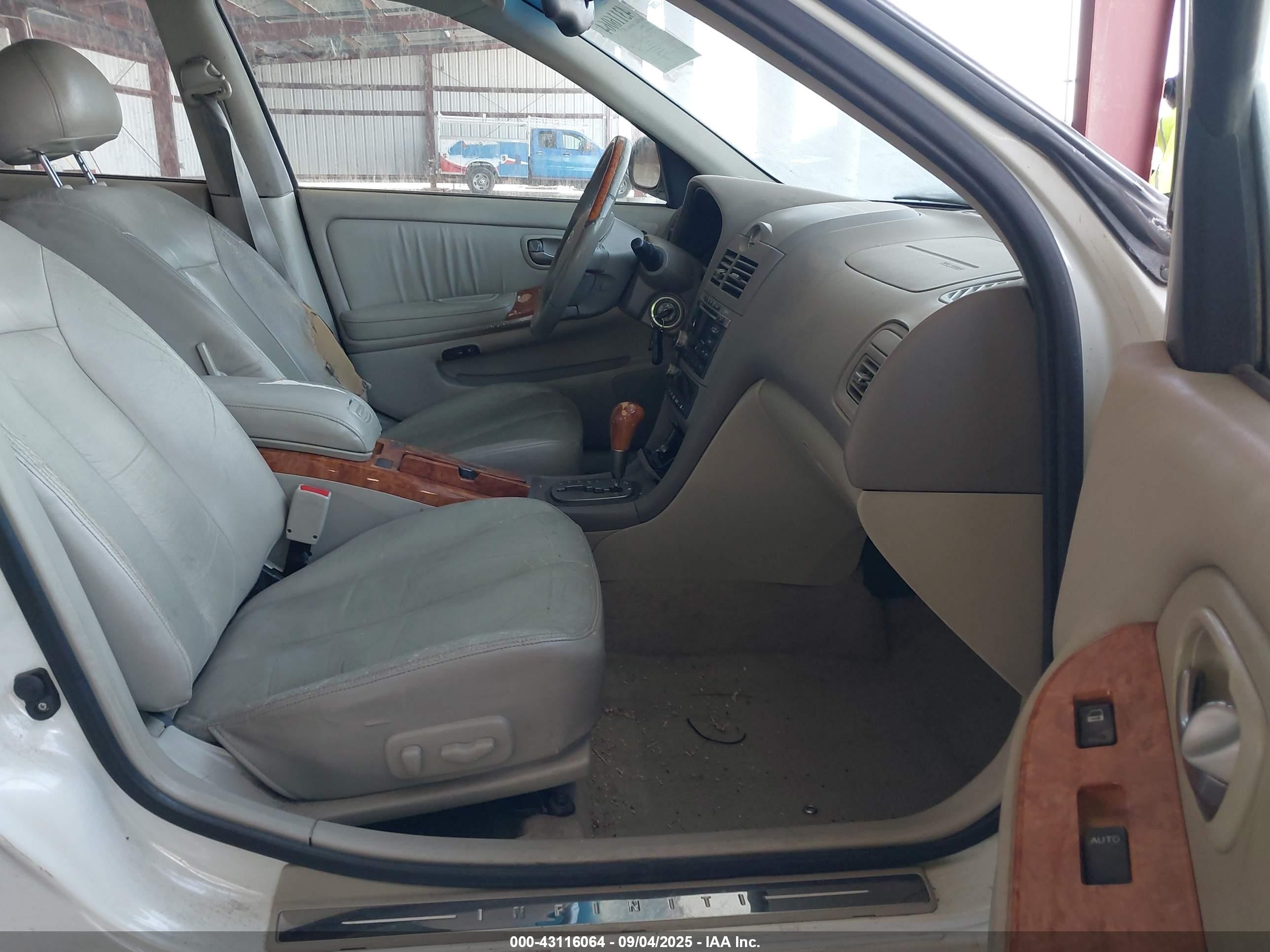 2002 Infiniti I35 Luxury White vin: JNKDA31A32T005345
