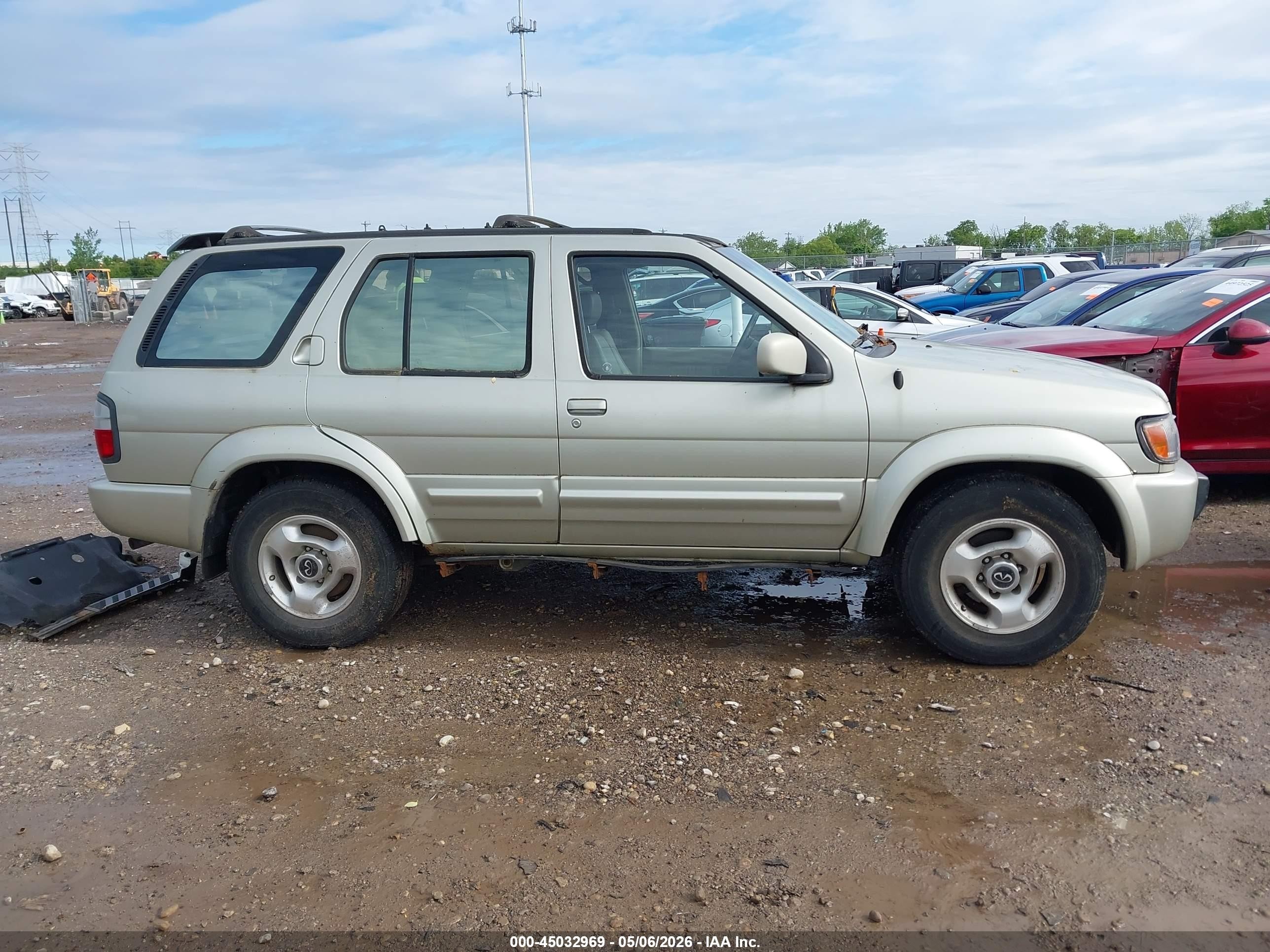 1998 Infiniti Qx4   Gold vin: JNRAR05Y2WW032558