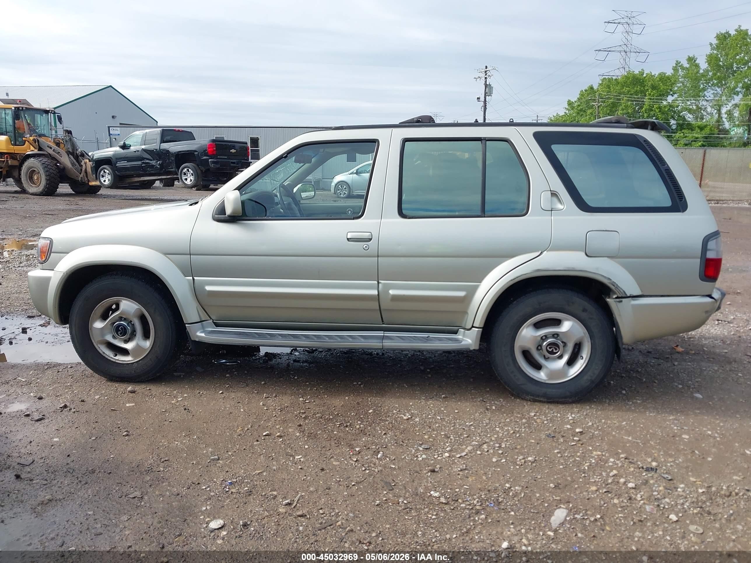 1998 Infiniti Qx4   Gold vin: JNRAR05Y2WW032558