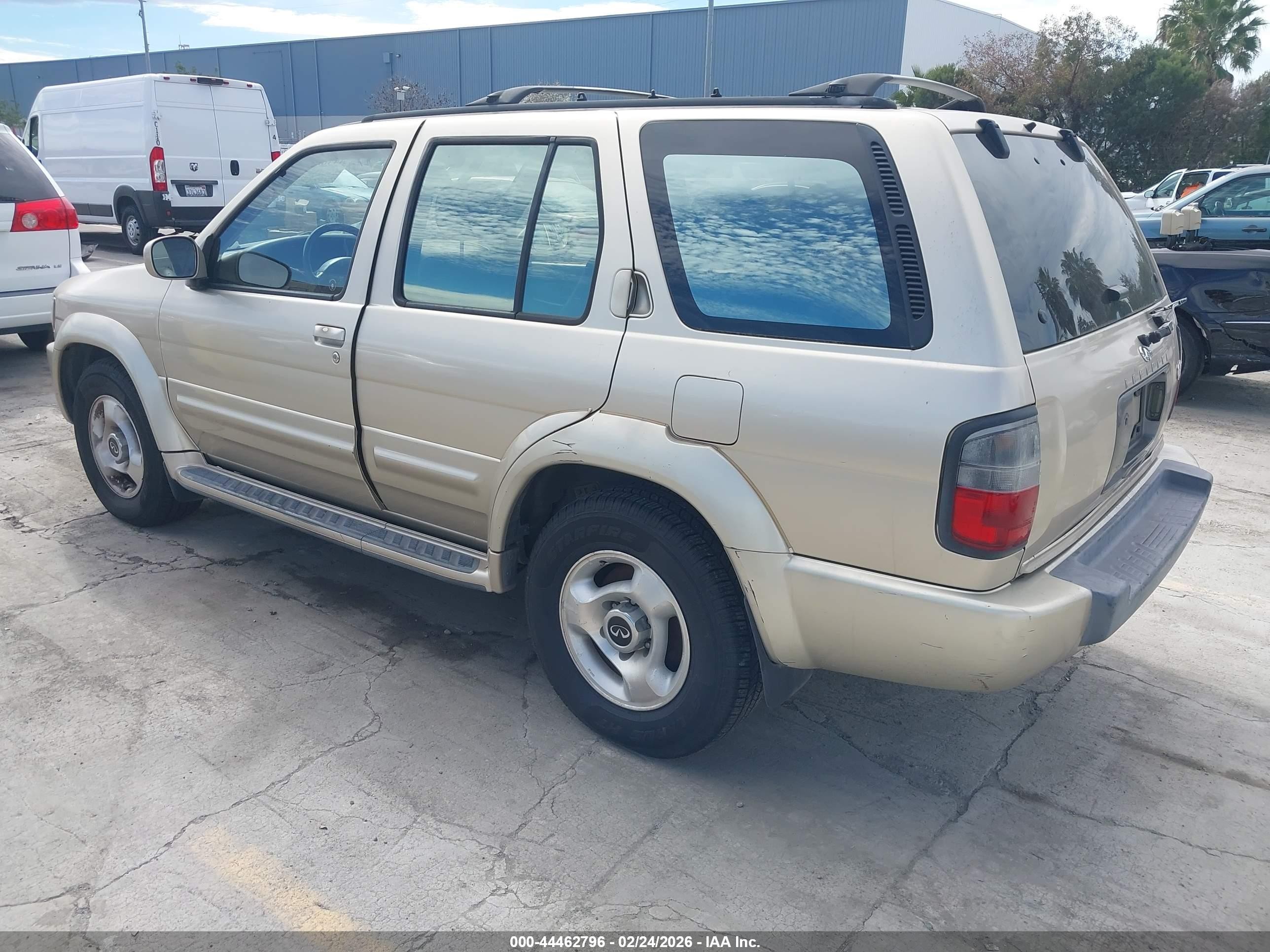 1998 Infiniti Qx4   Gold vin: JNRAR05Y2WW037923
