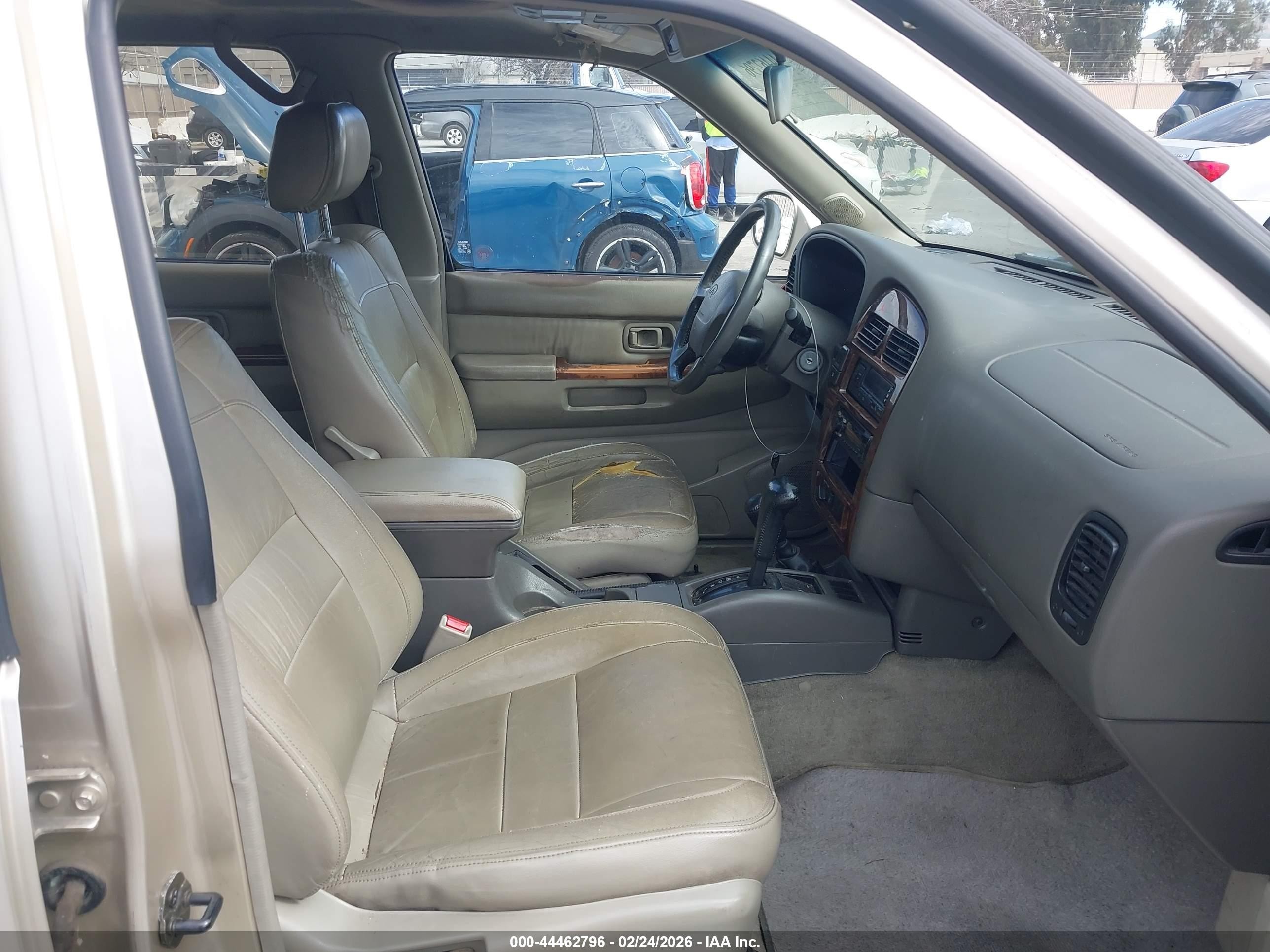 1998 Infiniti Qx4   Gold vin: JNRAR05Y2WW037923