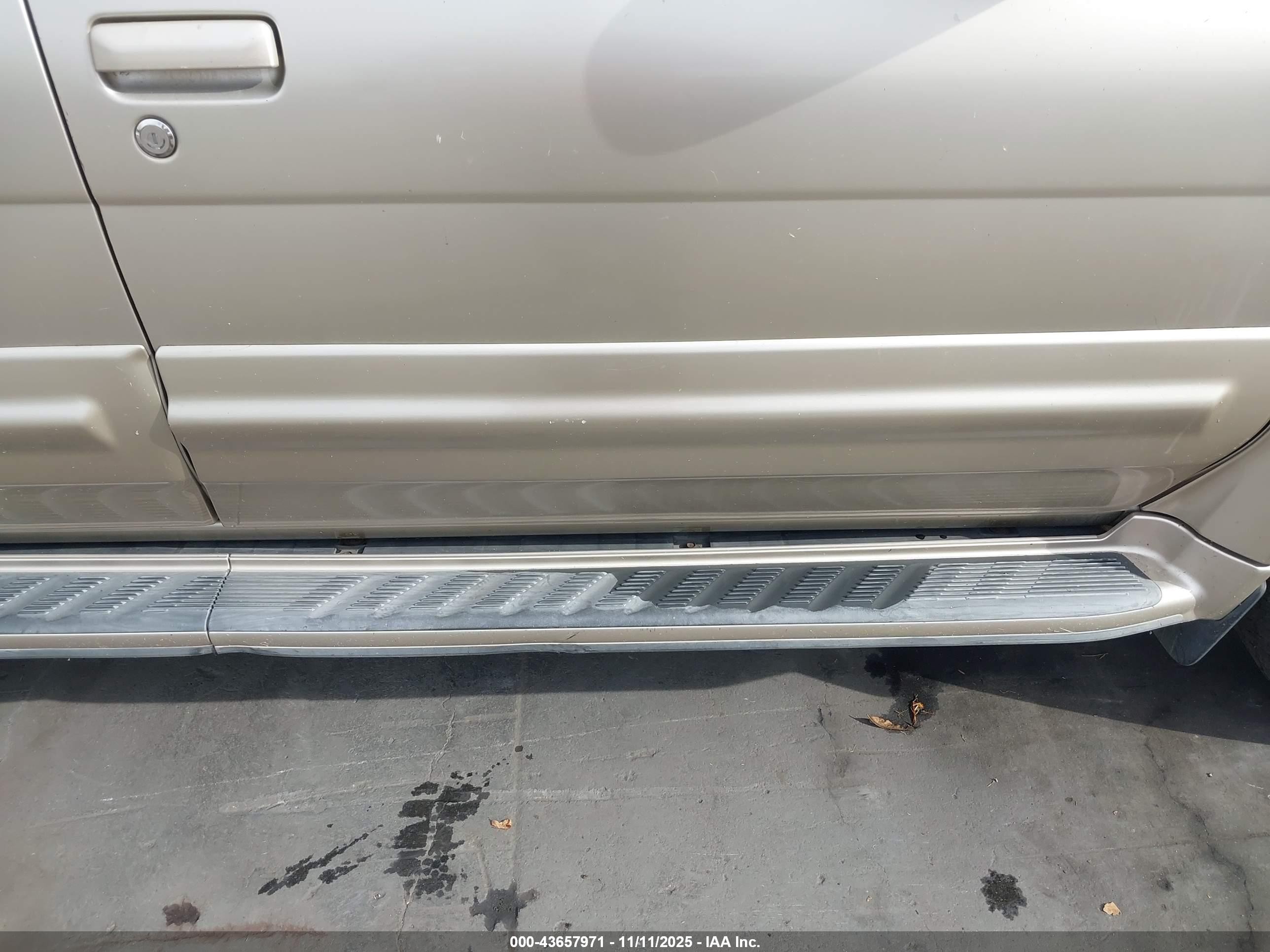 1998 Infiniti Qx4   Gold vin: JNRAR05Y6WW021675
