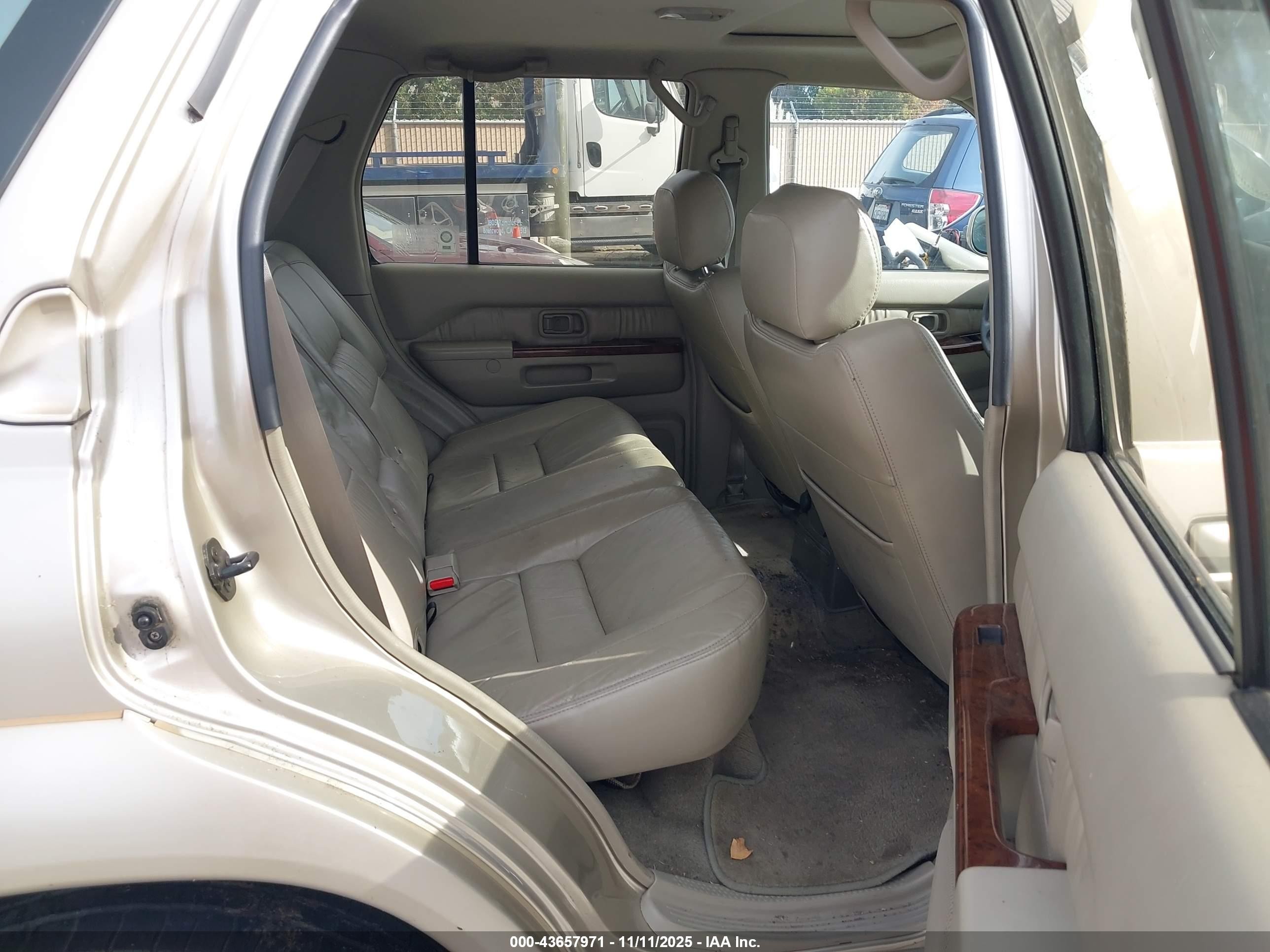 1998 Infiniti Qx4   Gold vin: JNRAR05Y6WW021675