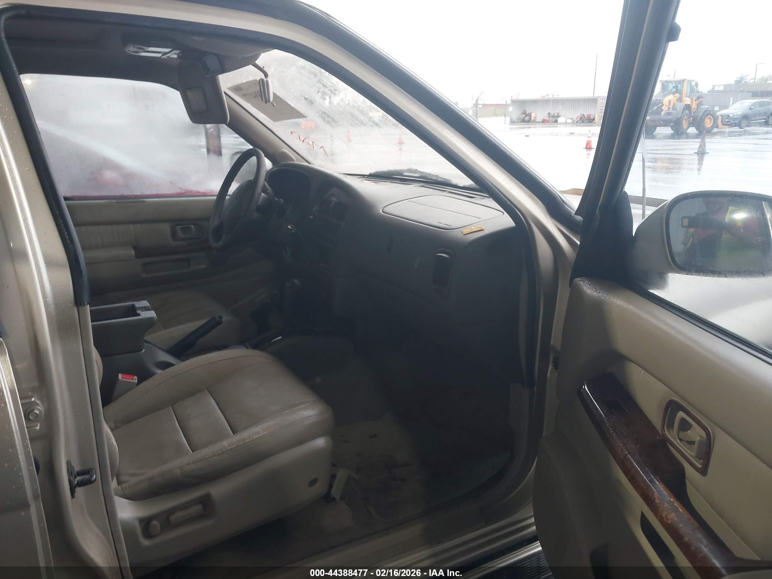 1998 Infiniti Qx4   Gold vin: JNRAR05Y6WW032918