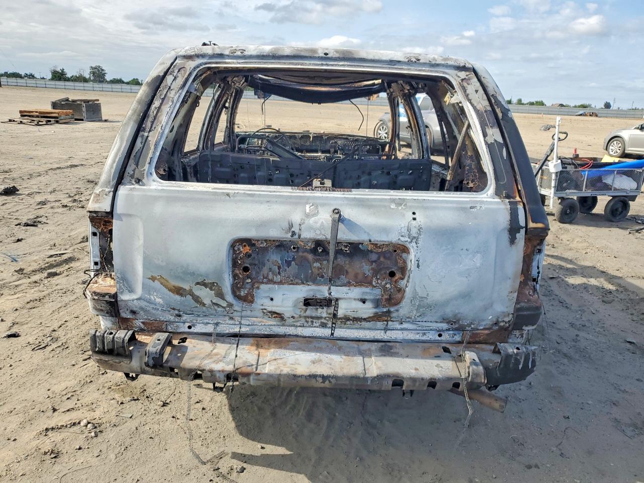 2000 Infiniti Qx4 Base Burn vin: JNRAR07Y0YW075957