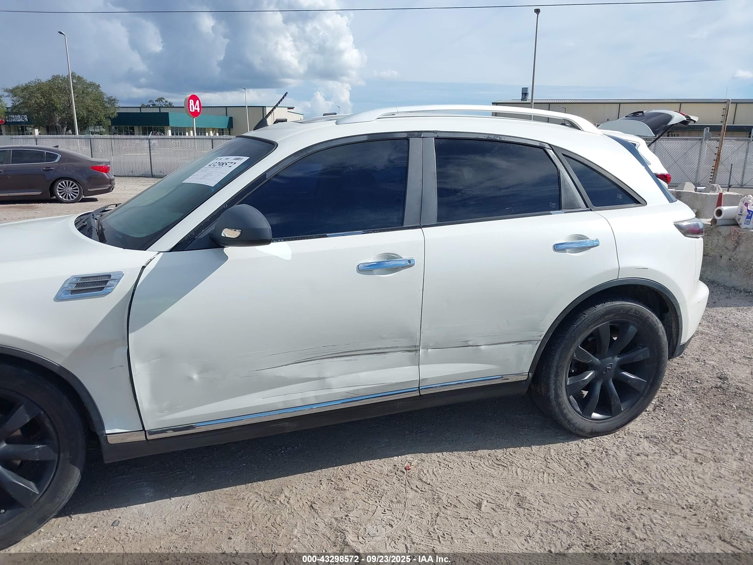 2006 Infiniti Fx35   White vin: JNRAS08W36X203102