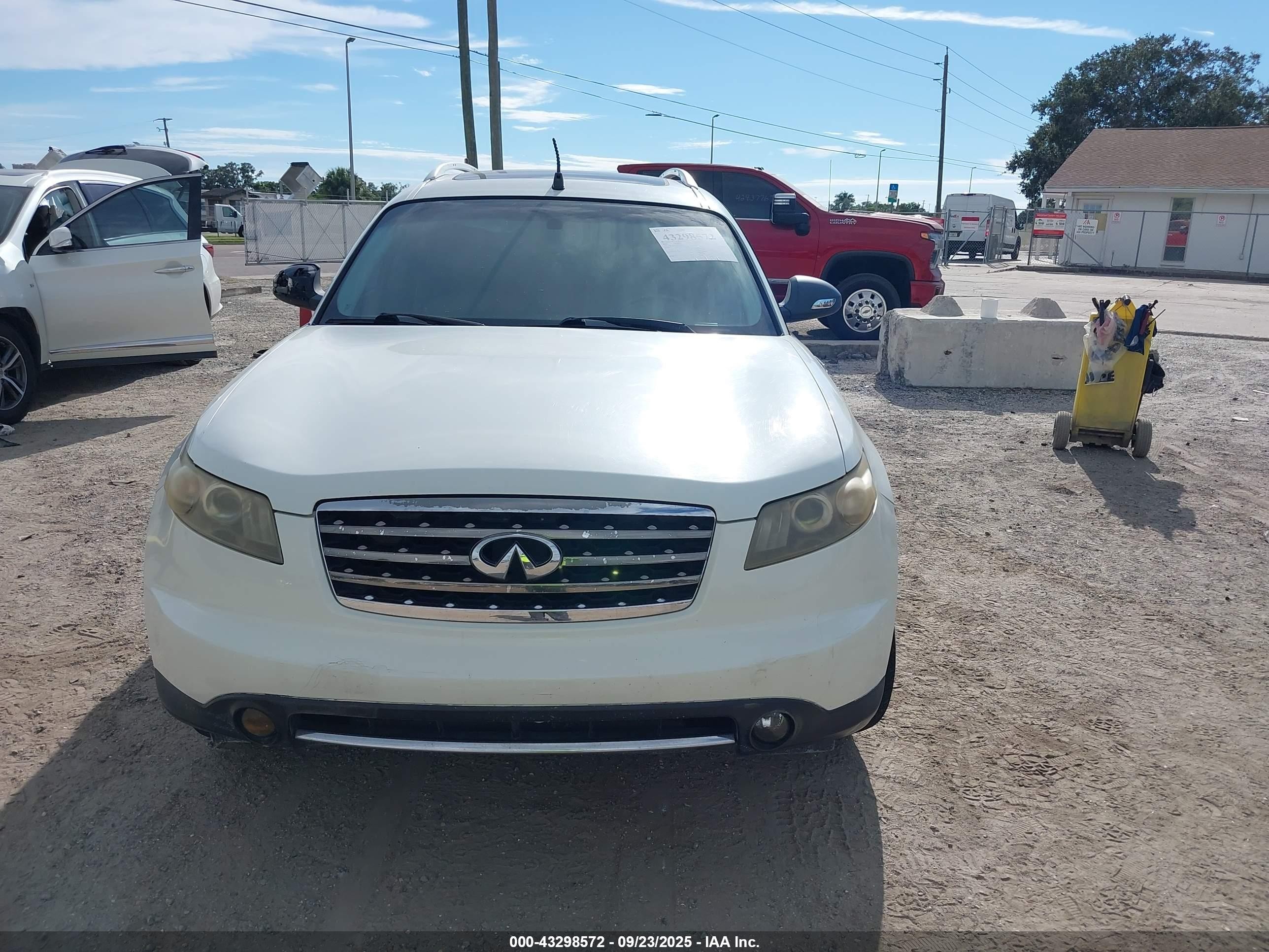 2006 Infiniti Fx35   White vin: JNRAS08W36X203102