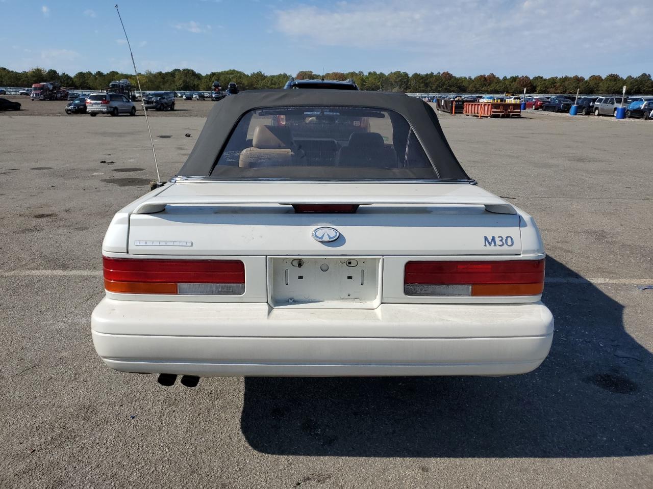1992 Infiniti M30  White vin: JNXHF16C9NT011277