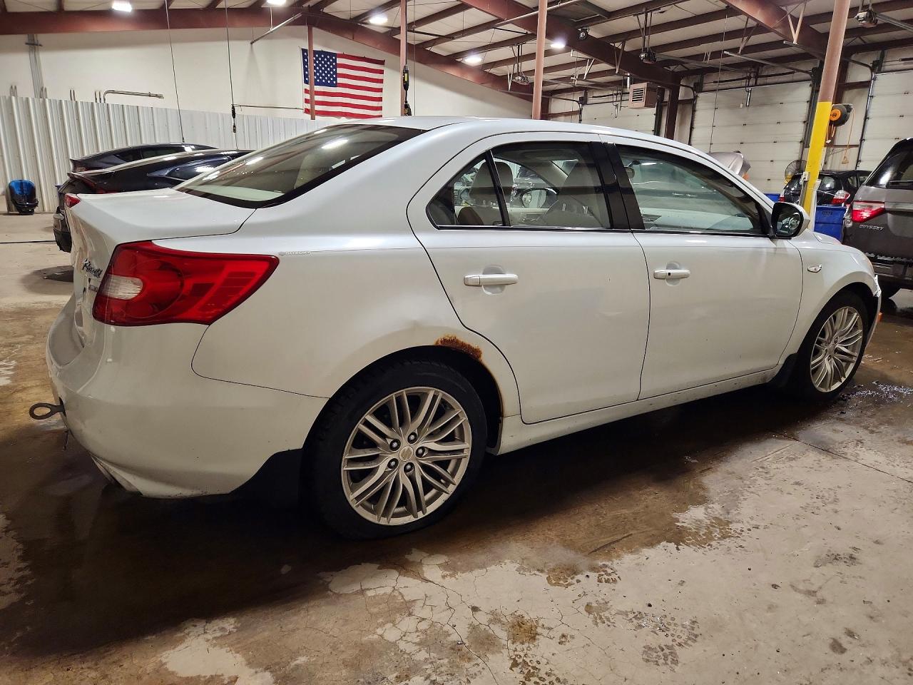 2011 Suzuki Kizashi S Белый vin: JS2RF9A15B6110310