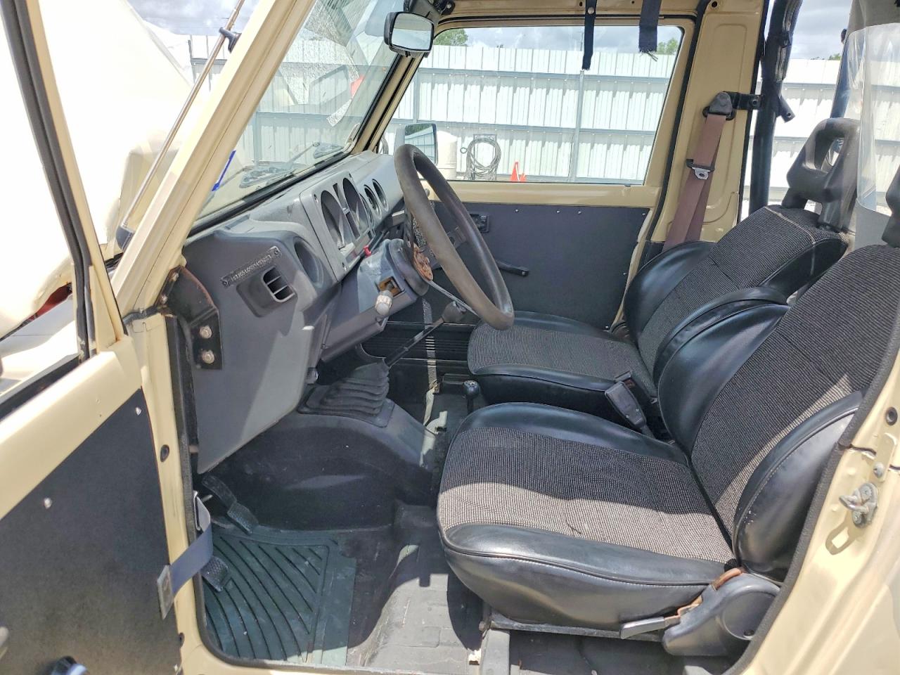 1987 Suzuki Samurai Tan vin: JS3JC51C9H4194227