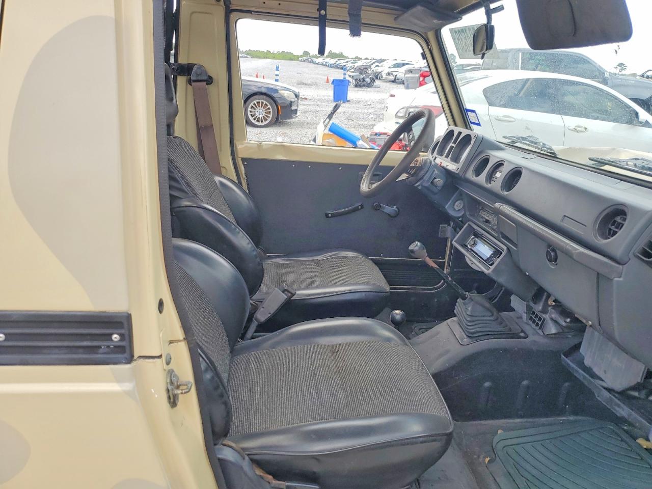 1987 Suzuki Samurai Tan vin: JS3JC51C9H4194227