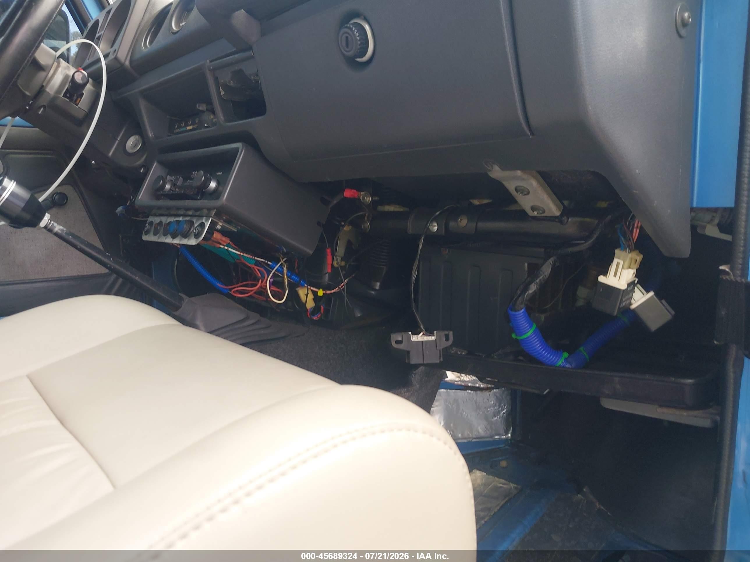 1986 Suzuki Samurai Blue vin: JS3JC51V0G4100655