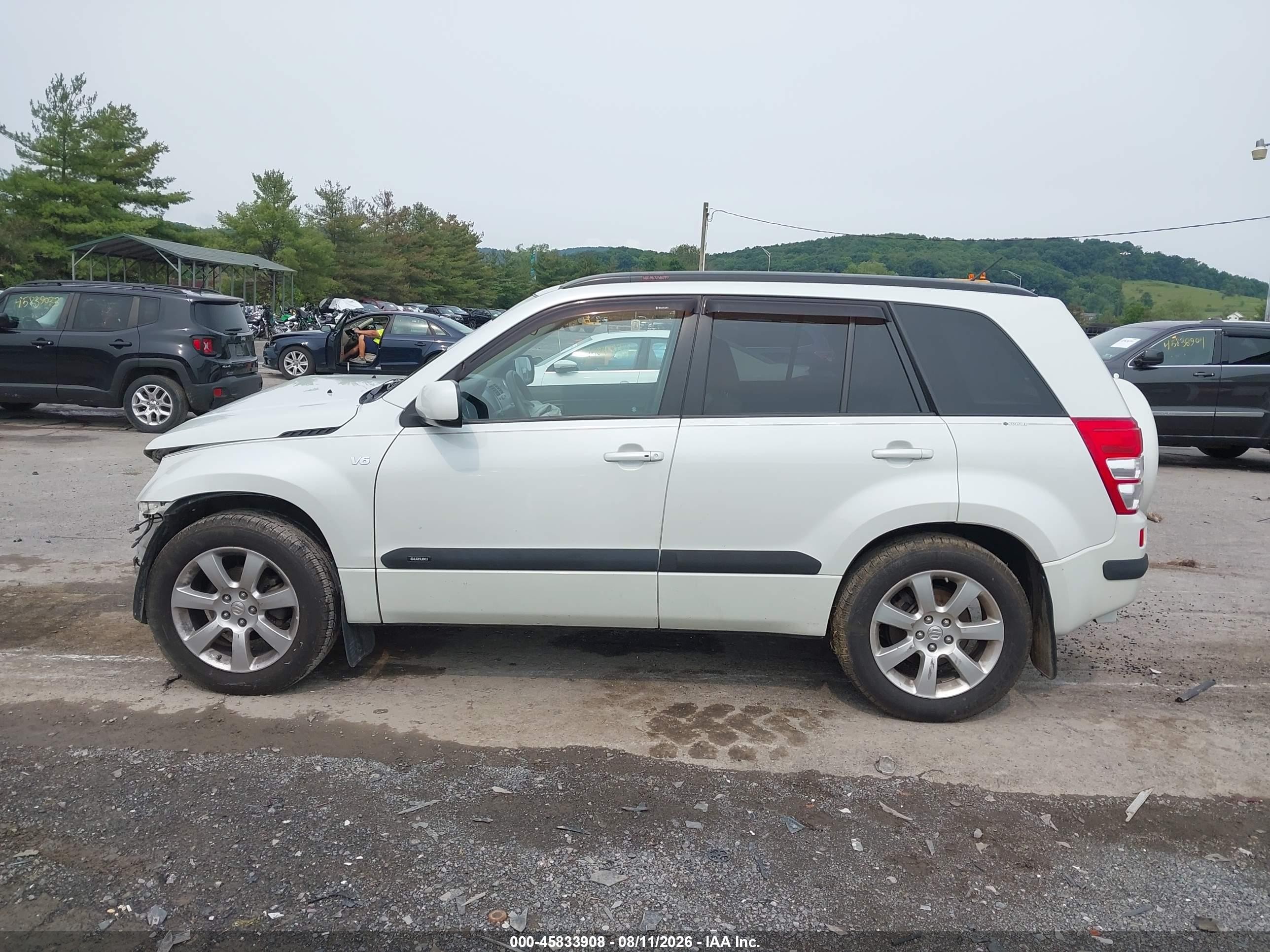 2010 Suzuki Grand Vitara Limited V6 White vin: JS3TD1D94A4100047
