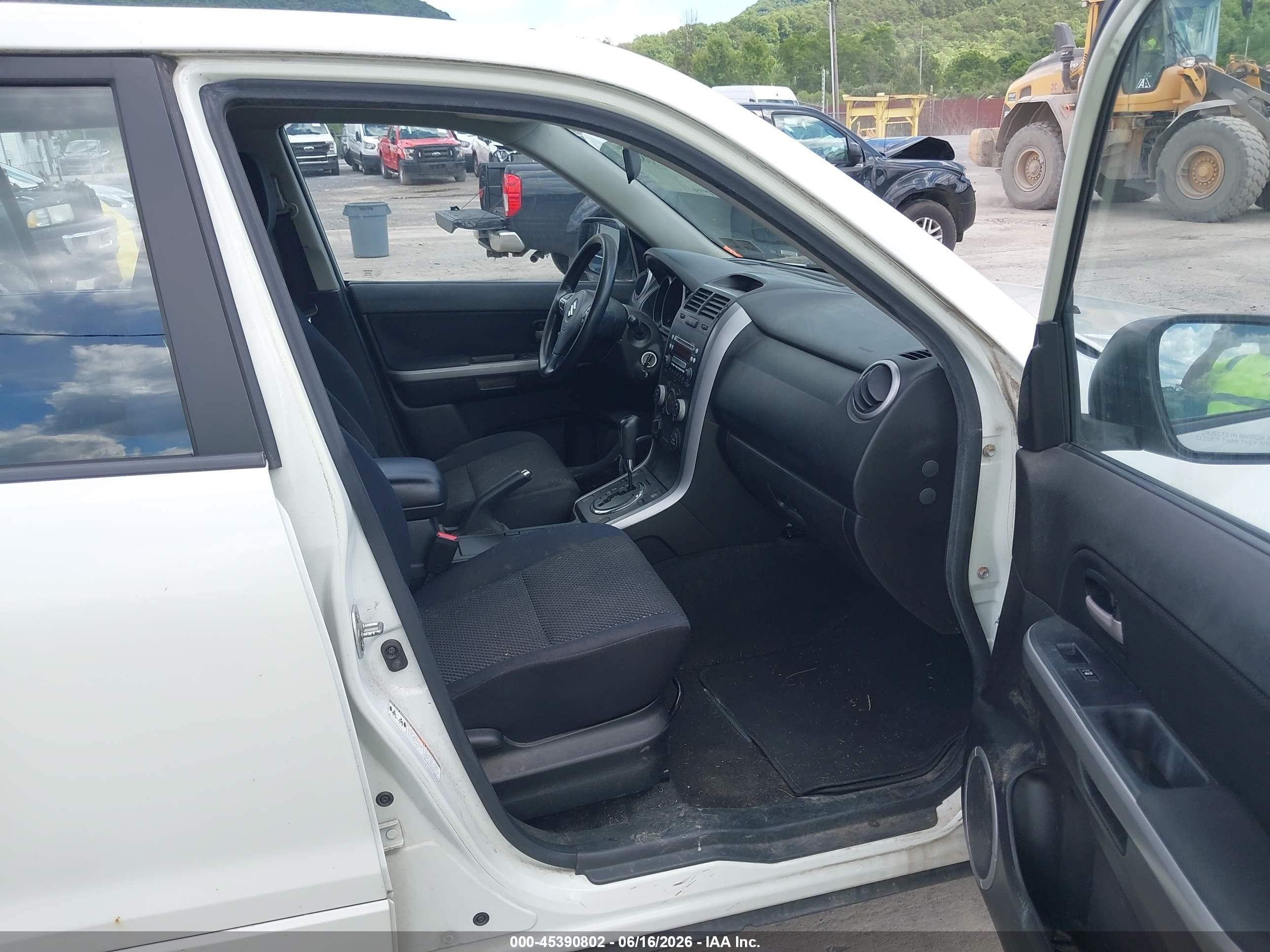 2008 Suzuki Grand Vitara Spare   Cargo Covers White vin: JS3TD941784102135