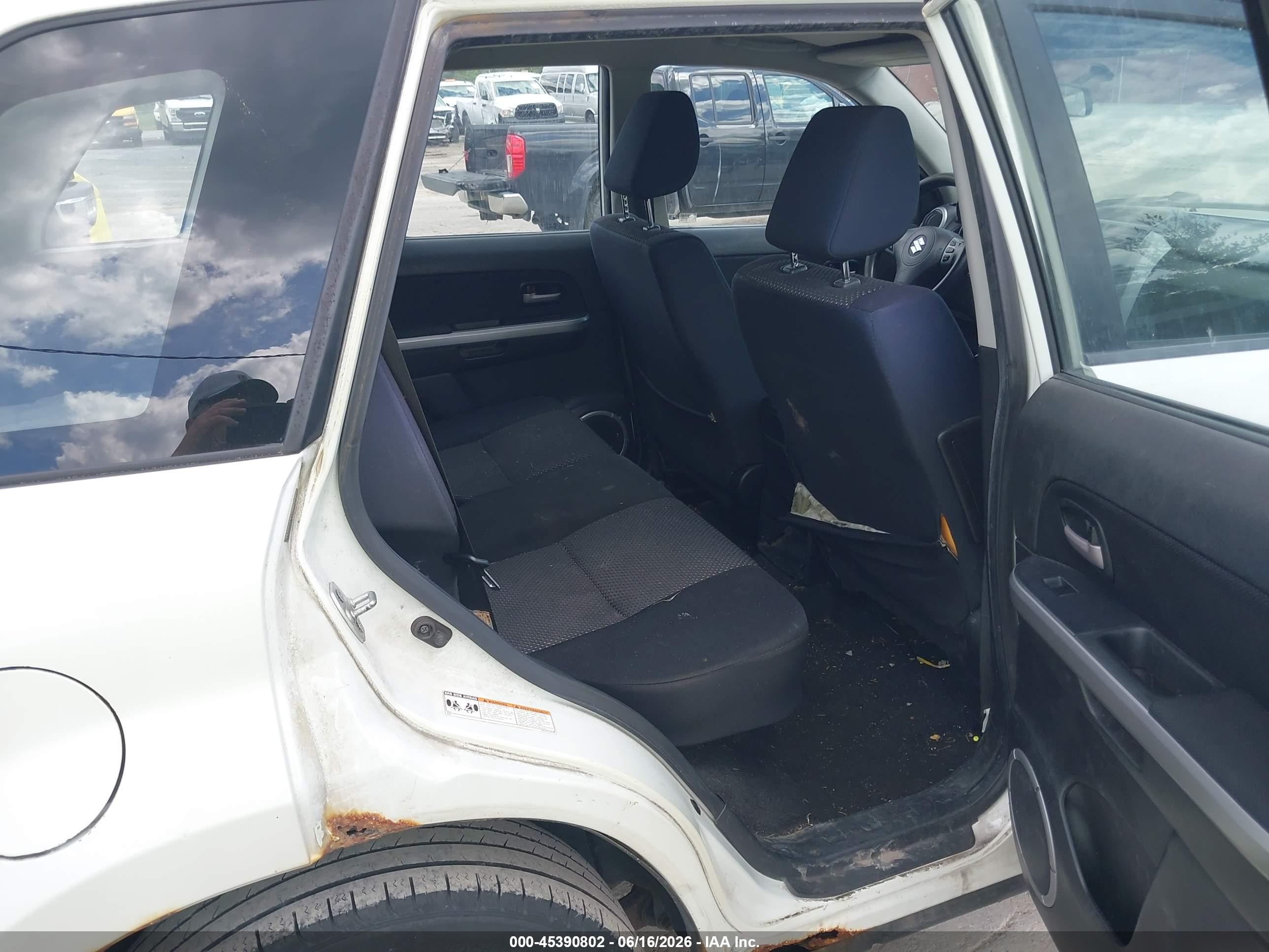 2008 Suzuki Grand Vitara Spare   Cargo Covers White vin: JS3TD941784102135