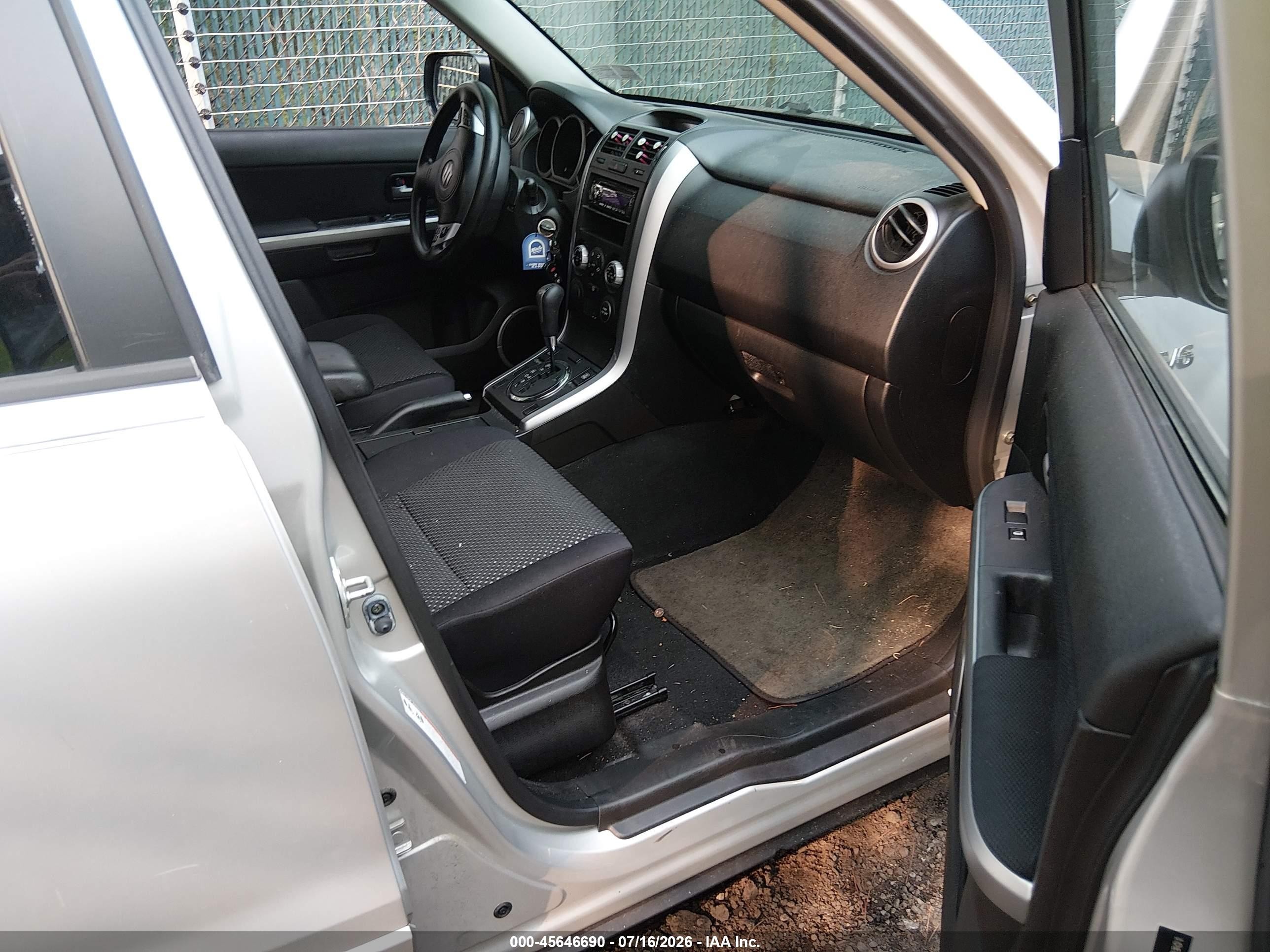 2006 Suzuki Grand Vitara Premium Silver vin: JS3TD943564103301